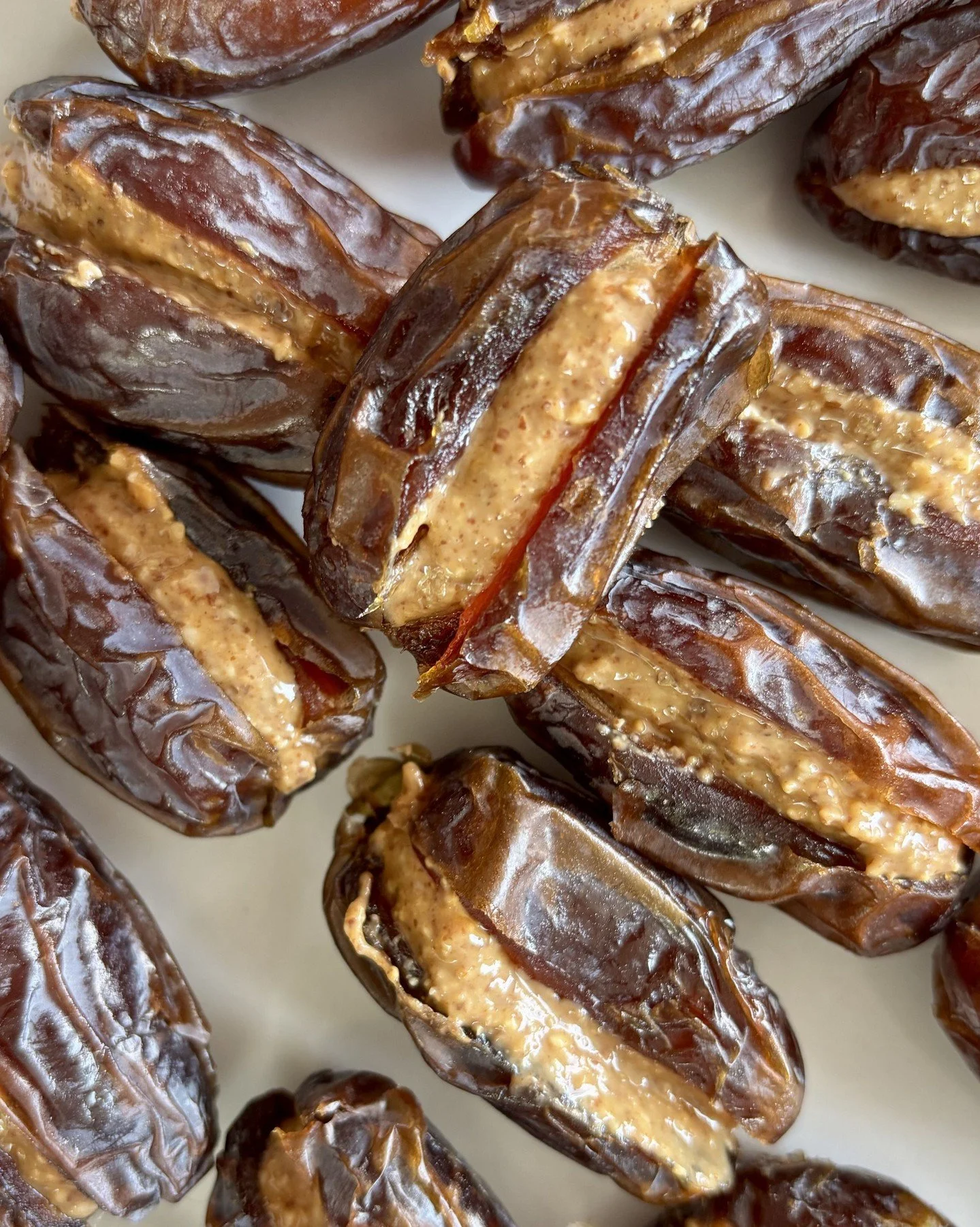 Almond Butter Stuffed Dates 🌰 

These are sweet, nutty, and taste just like caramel. They make for such an easy, healthy snack.

Link to the recipe is in my bio 👆️ 

#almondbutter #stuffeddates #healthysnack #bayareachef #healthyliving