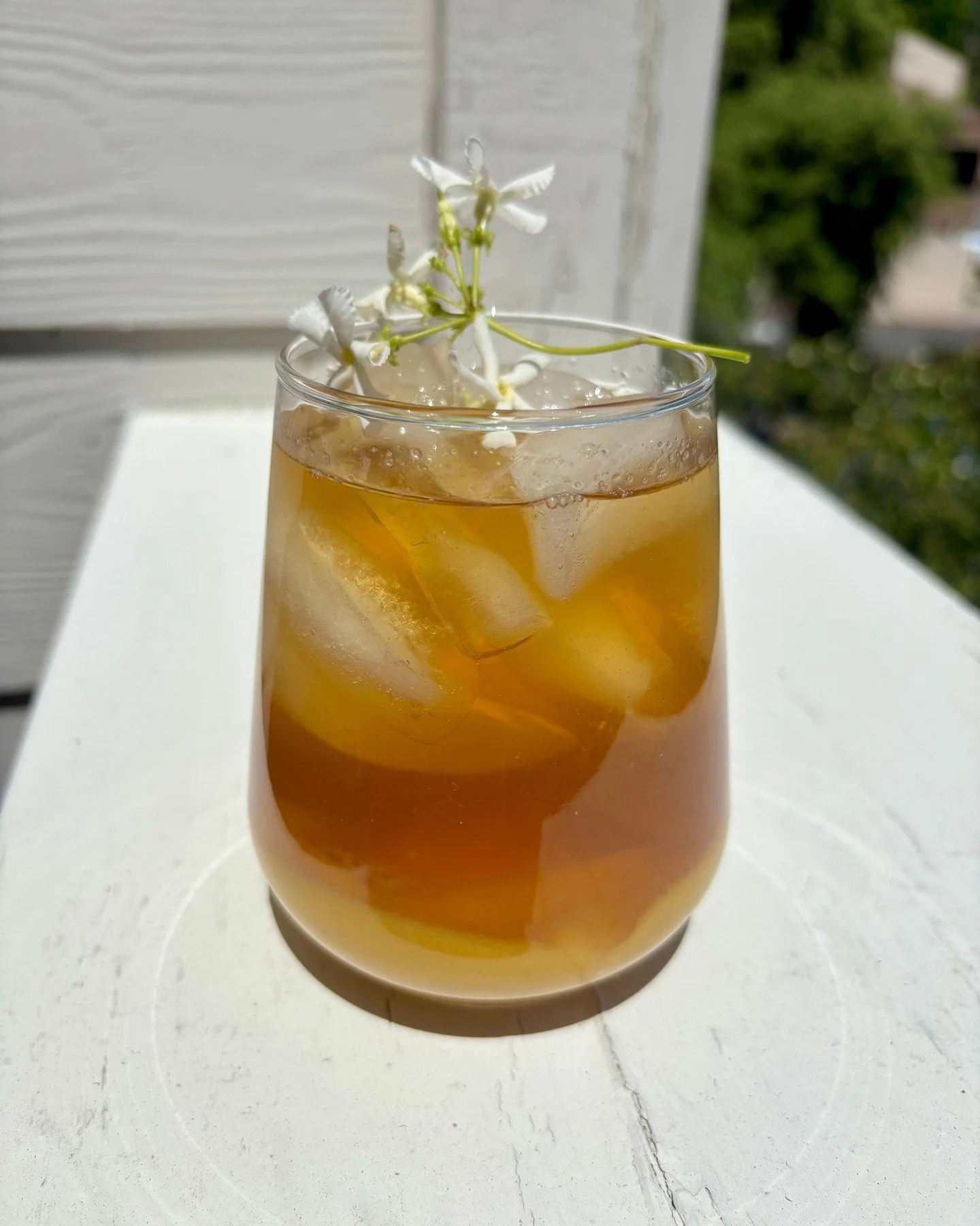 Mango Jasmine Green Tea 🥭 

It's naturally sweetened with mango, has delicate floral notes from the jasmine, and is beautifully refreshing from the green tea. 

Link to the recipe is in my bio 👆️ 

#icedtea #summerdrink #refreshingdrink #teamocktai