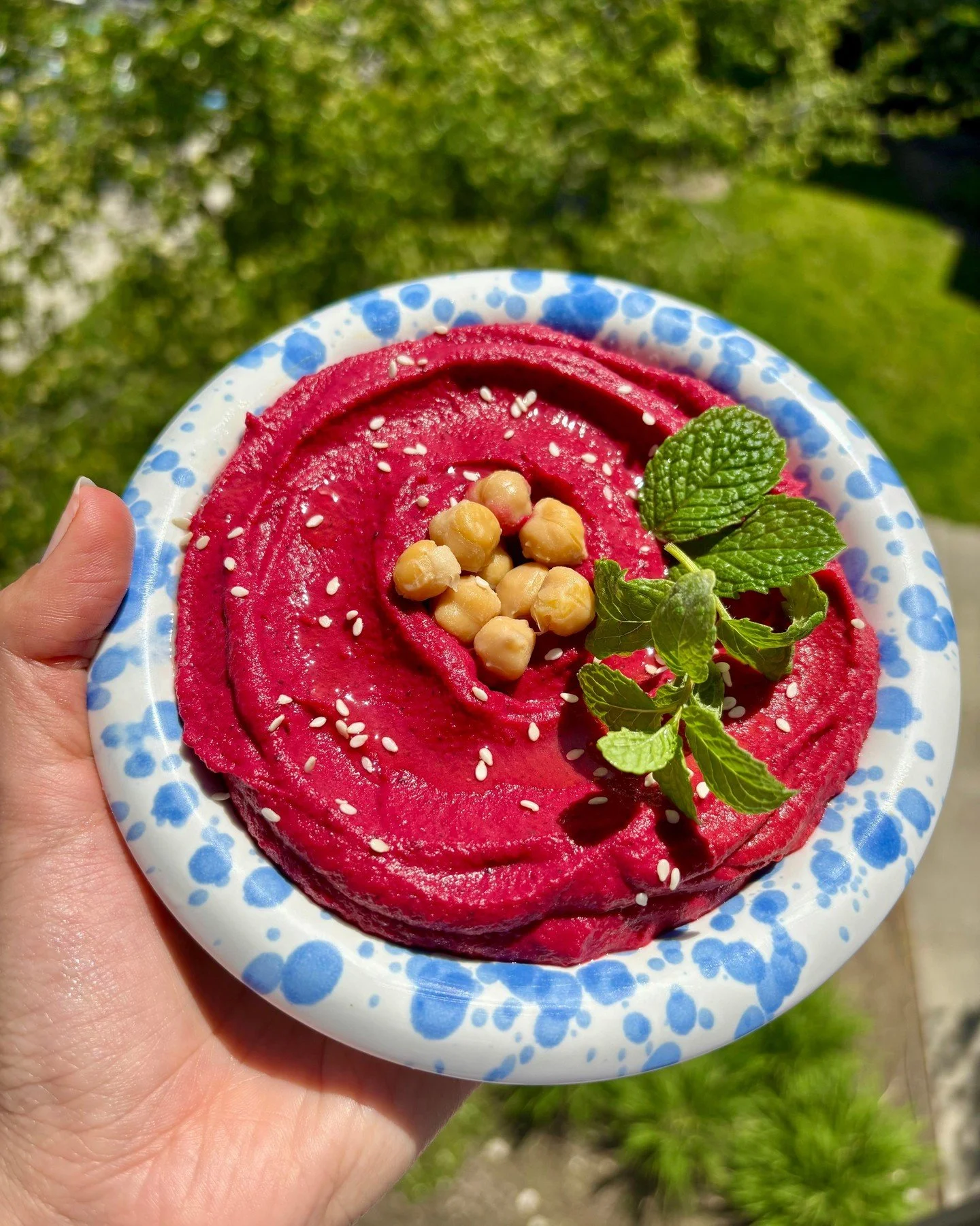 Roasted Beetroot Garlic Hummus 🫜 

It's earthy, bright, and creamy. This hummus is perfect for dipping crudit&eacute;s in for a healthy snack.

Link to the recipe is in my bio 👆️ 

#beetroothummus #snackidea #bayareachef #beetrootrecipe #hummus