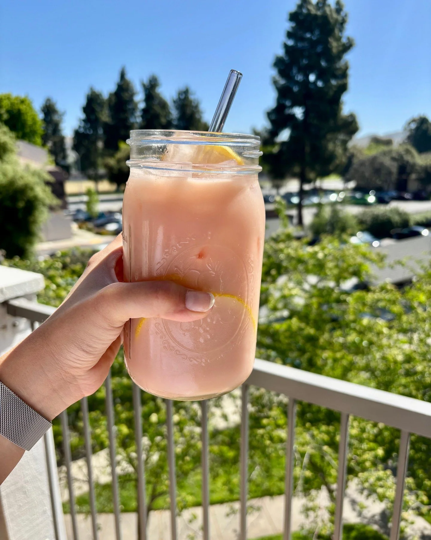 Coconut Cherry Electrolyte Drink 🍒 

It's refreshing, hydrating, and full of electrolytes. This is a great post-workout electrolyte replenisher or a thirst-quencher for a hot summer's day.

Link to the recipe is in my bio 👆️ 

#electrolytedrink #di