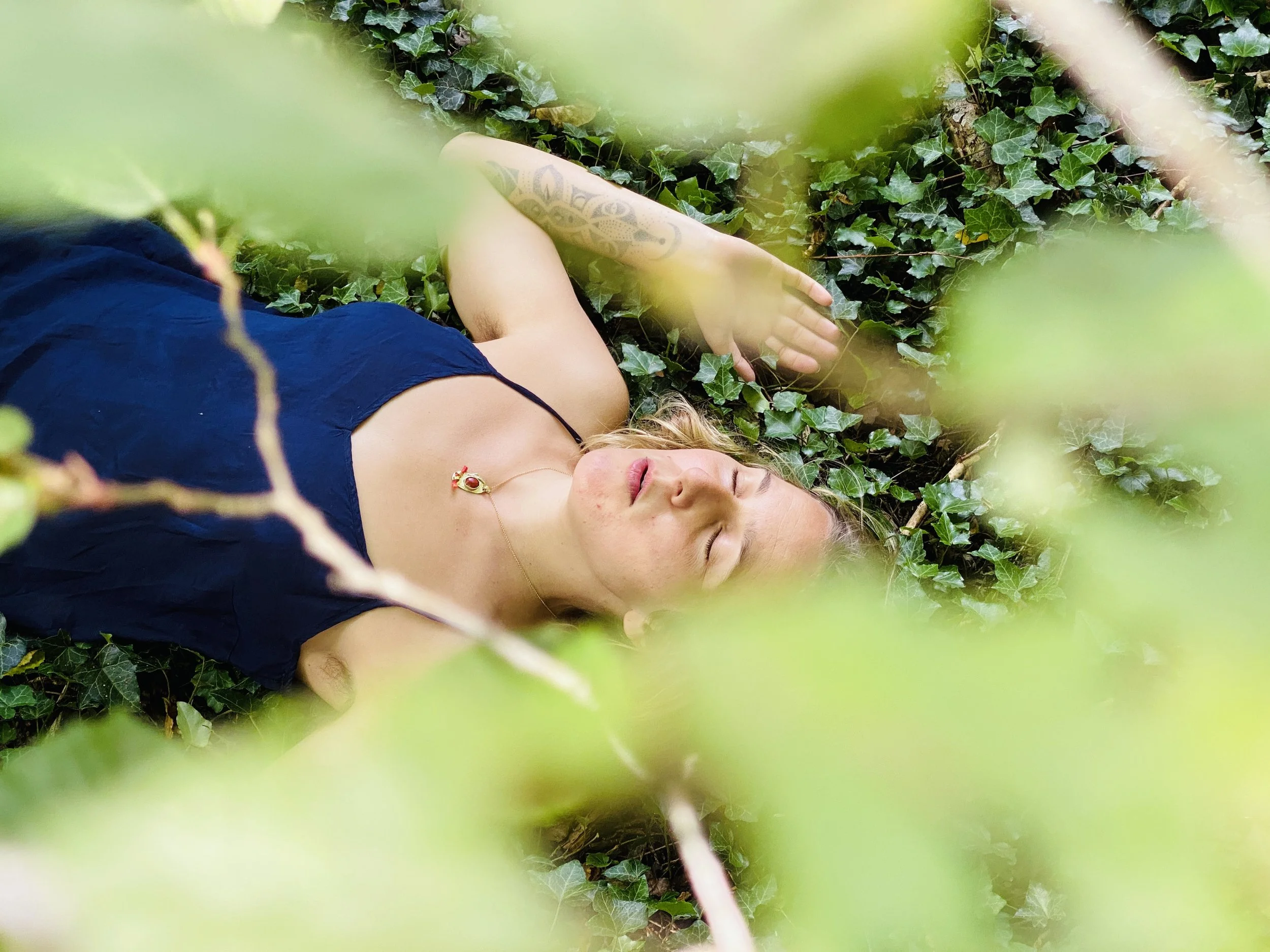 Alice and wild ivy shot by Aljoscha