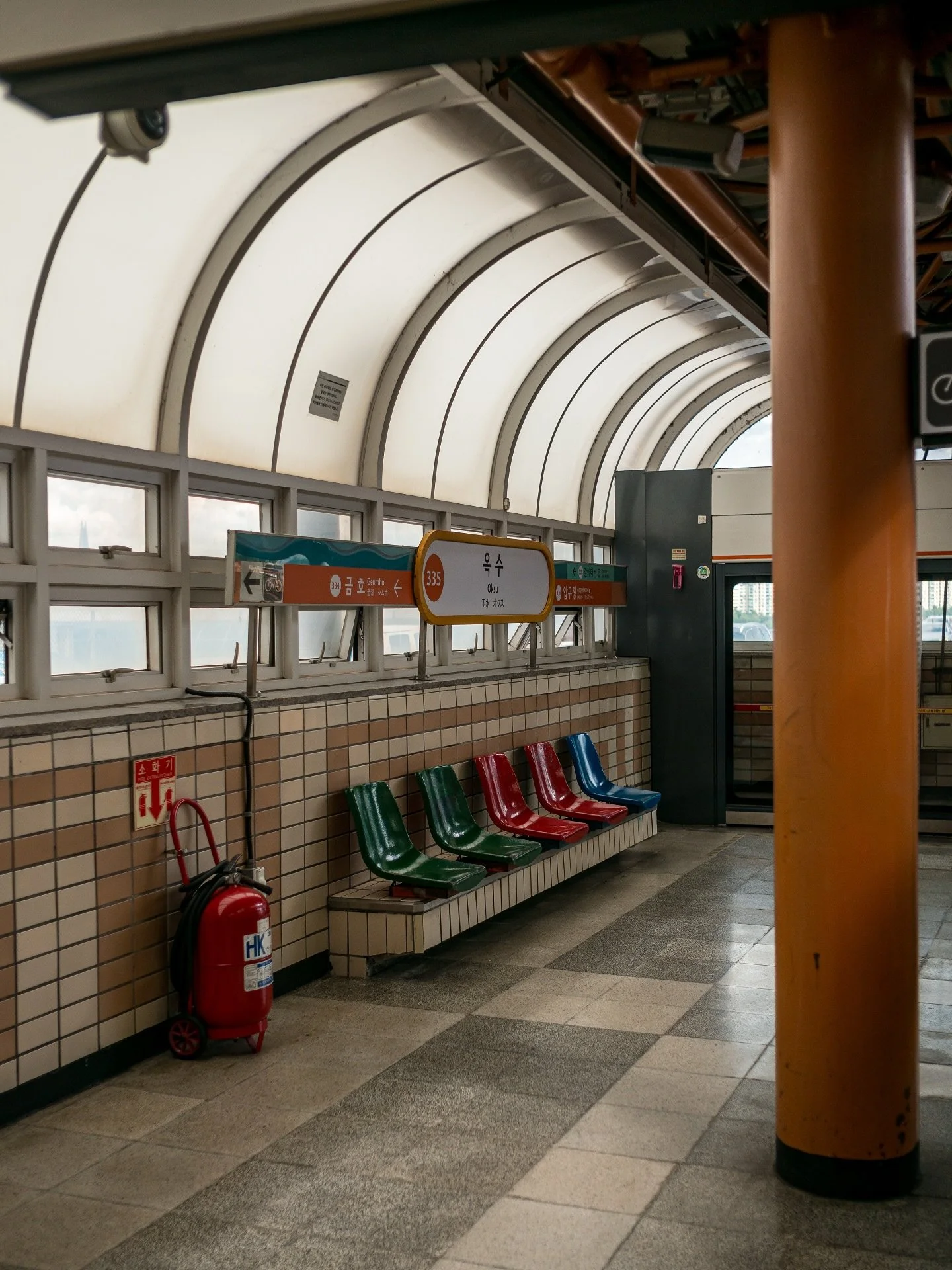 Recently named the hottest subway station in Korea by @eyopkr. It was sure sweaty 🥵. #seoul #subway #korea #oksu #hot #humid #sweaty #leica #m240 #summicron #subwayseats #subwaysweats