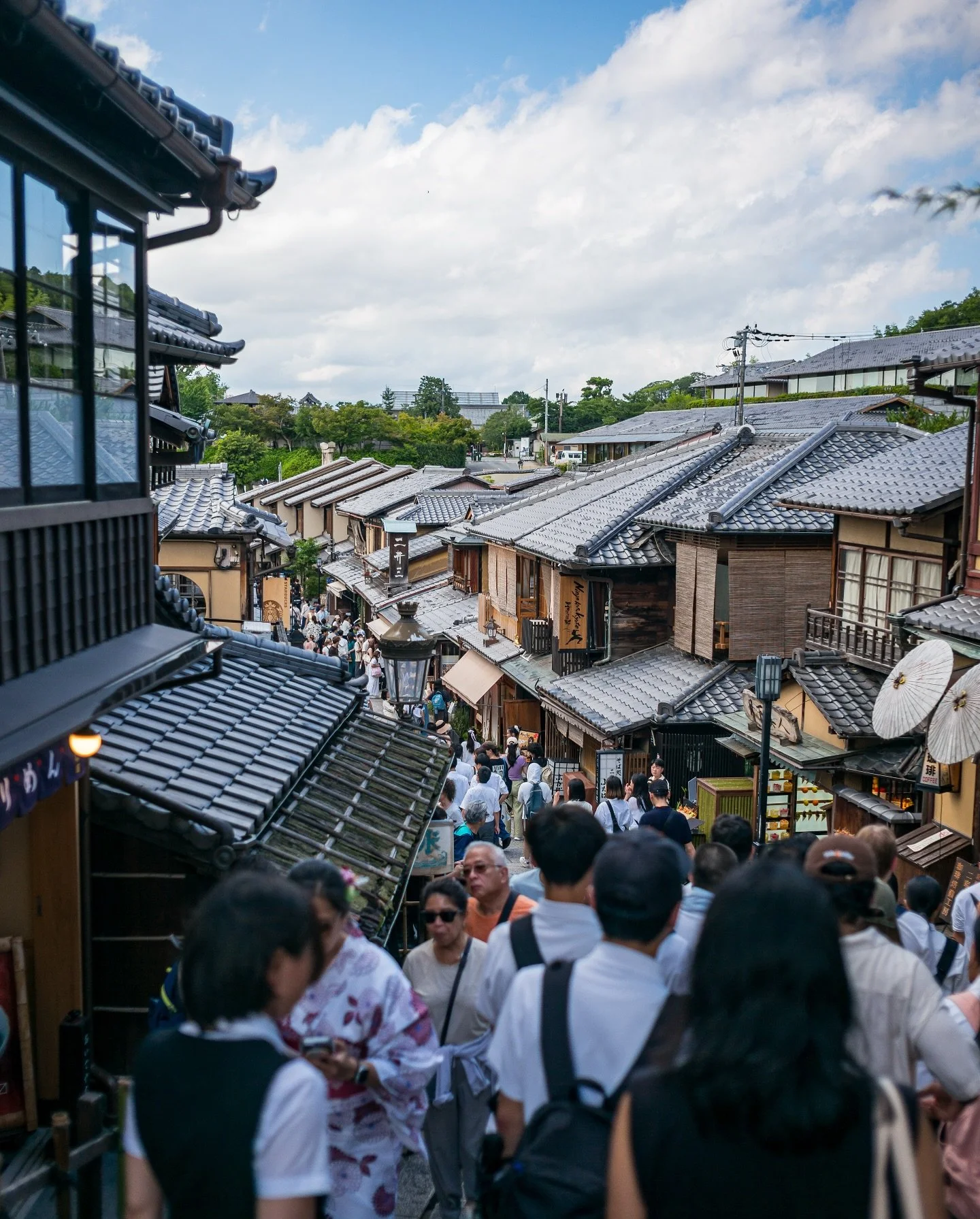 Orange you glad I came here? #kyoto #japan #crowd #streetphoto #myleicaphoto #leica #m240 #orange #summicron #summer