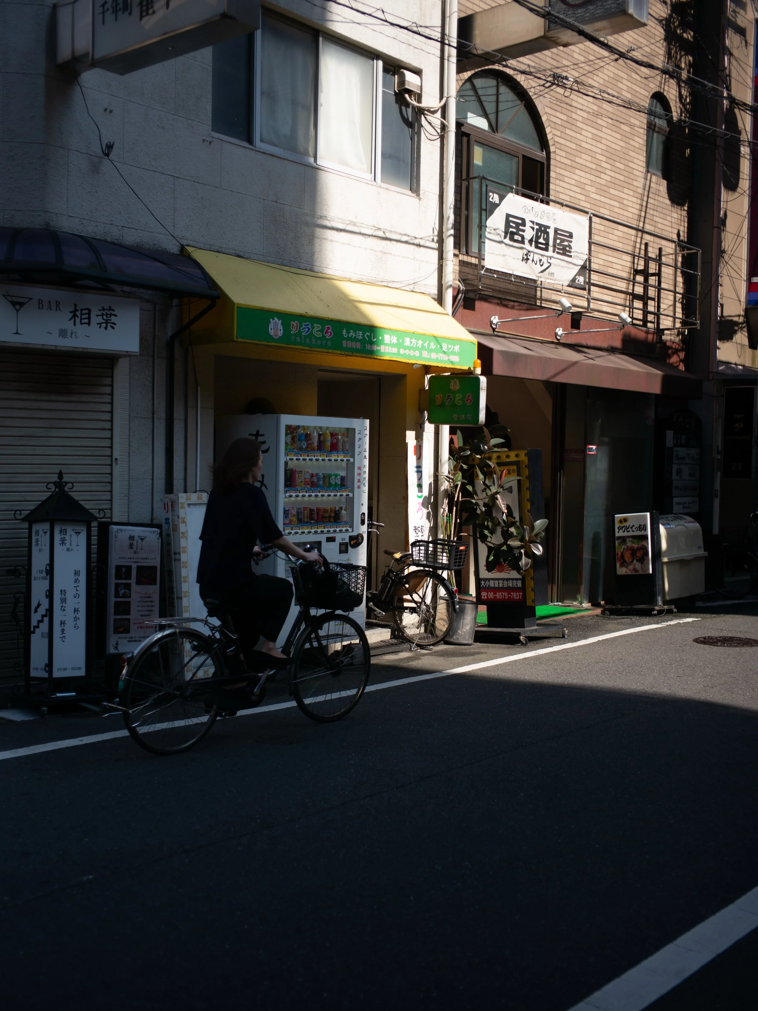 Shade and shadow. #streetphotography #osaka #japan #leicam #shadeandlight q