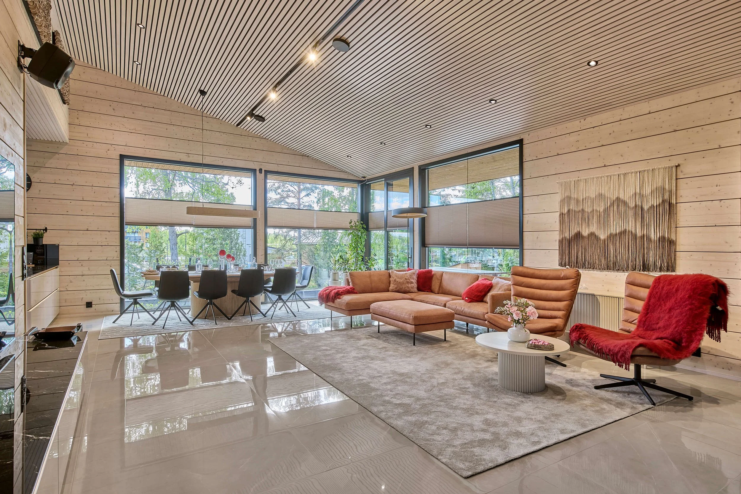 villa-sydan-design-log-house-living-room-open-kitchen-housing-fair-lempaala.jpg