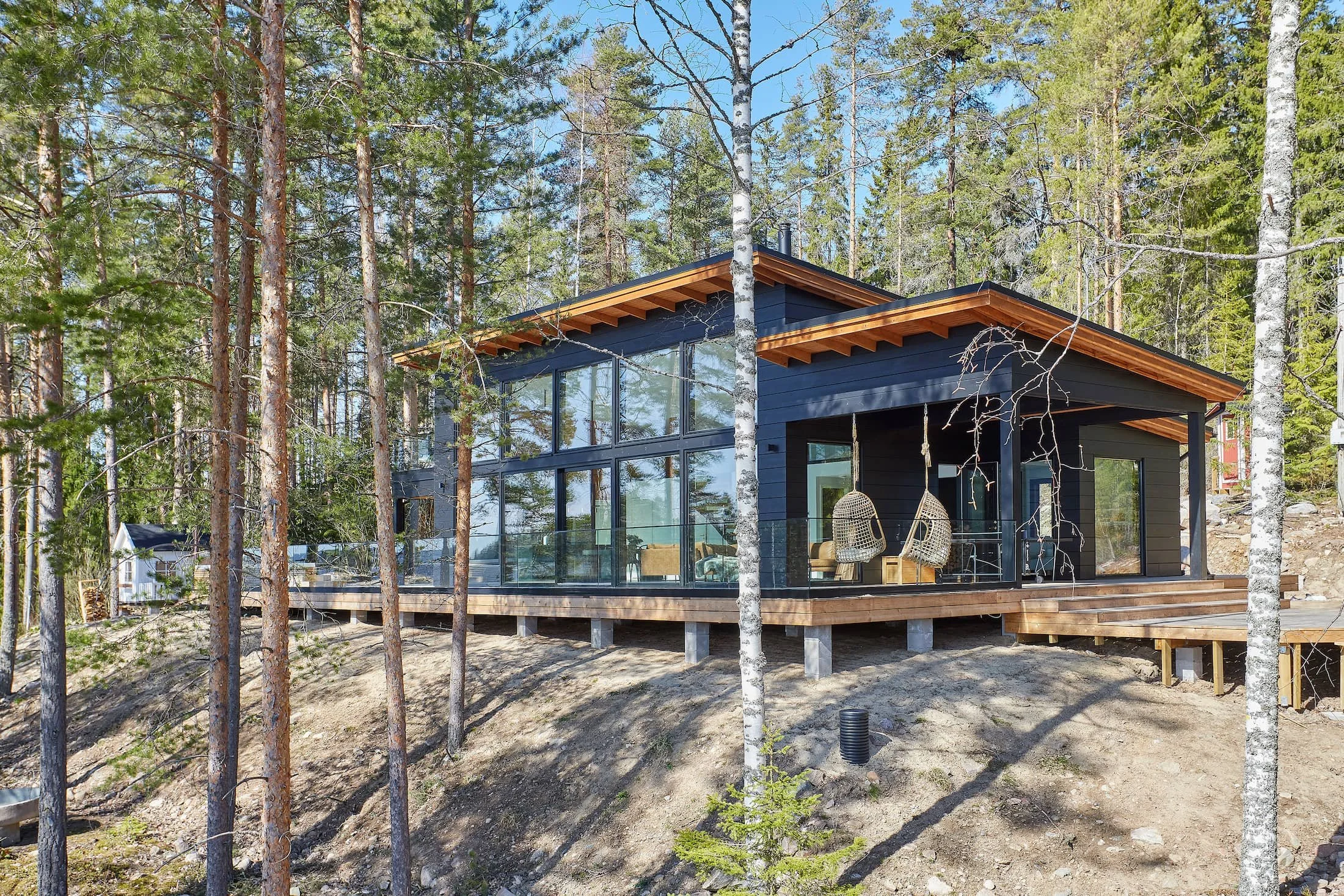 musta-hirsitalo-metsatontilla-ja-lasiterassilla.jpg
