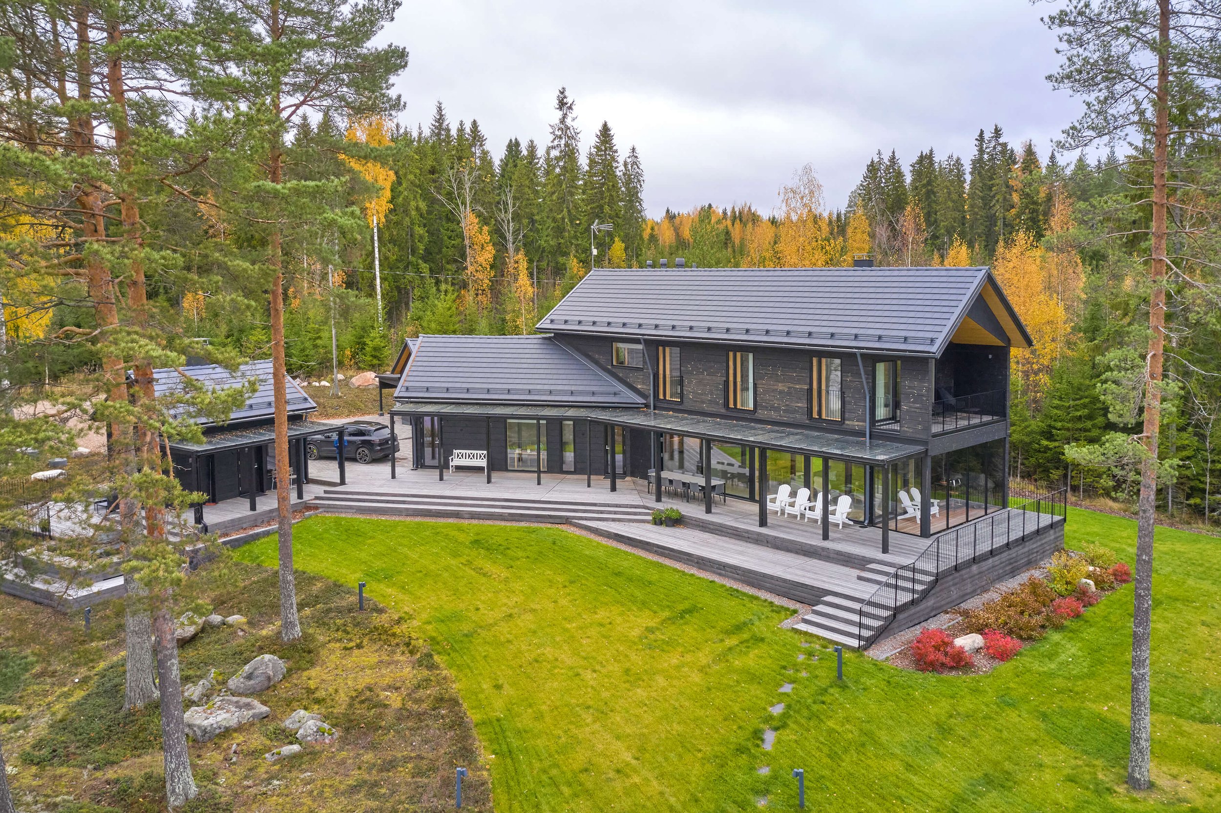 Moderni hirsiloma-asunto Päijänteen rannalla