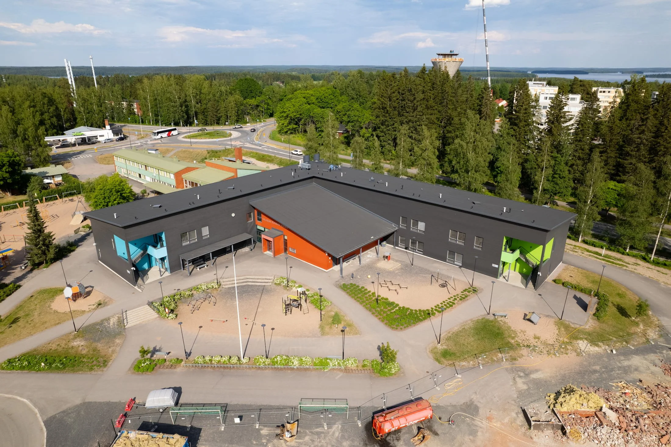 valkealan-ruusun-log-school.jpg