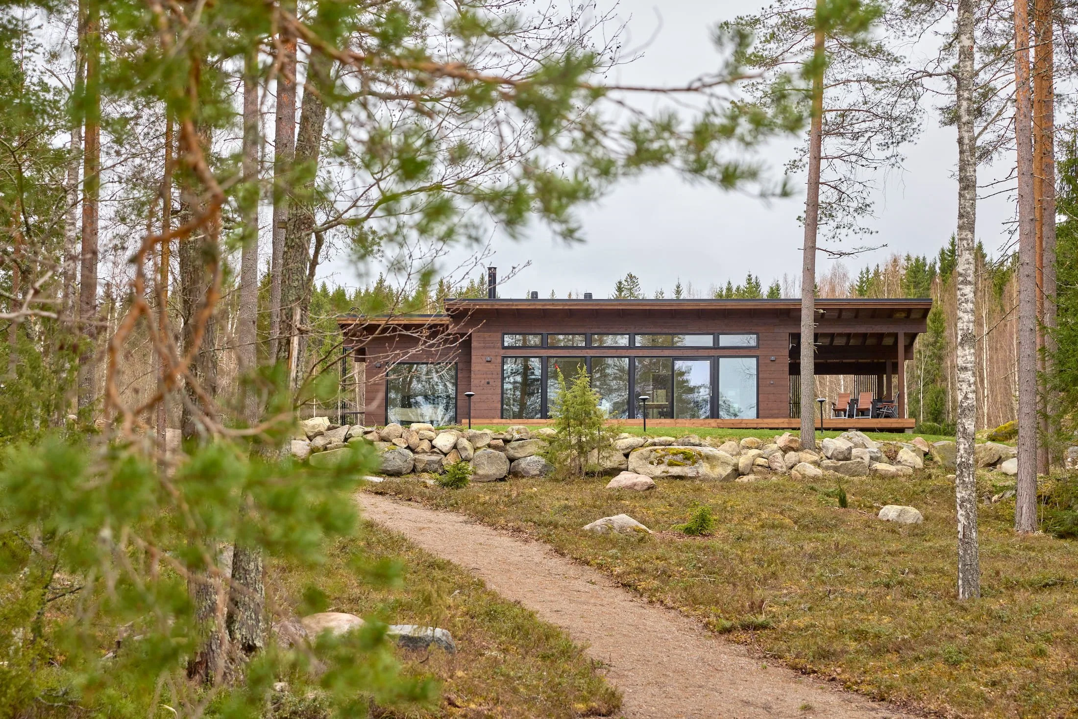 ruskea-massiivipuu-hirsimokki-pulpettikatolla.jpg