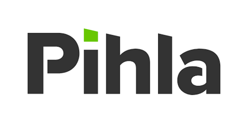 Tekstipeli 'Piha' isolla kirjaimilla mustalla ja vihreällä korostetulla apilalehdellä varustettuna.