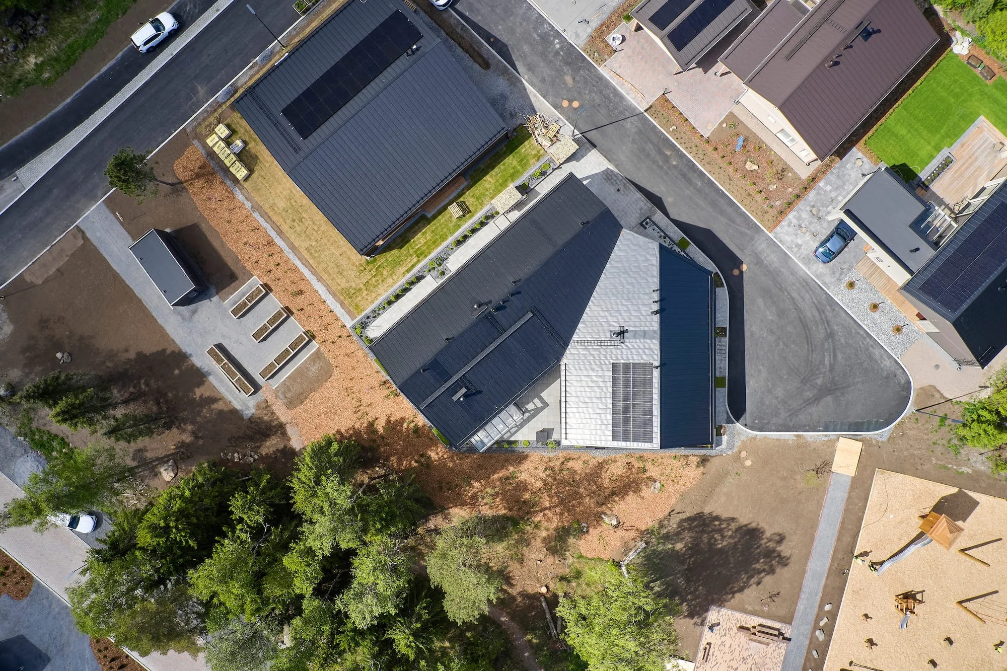 heart-shaped-detached-house-at-the-housing-fair.jpg