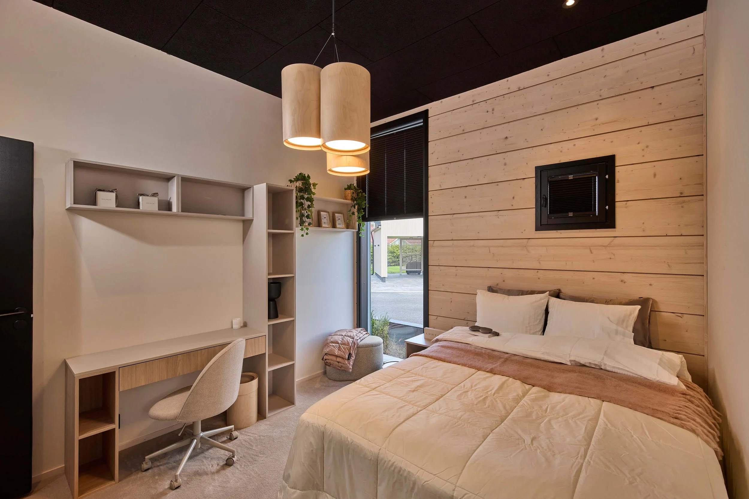 unique-log-house-bedroom-and-study.jpg