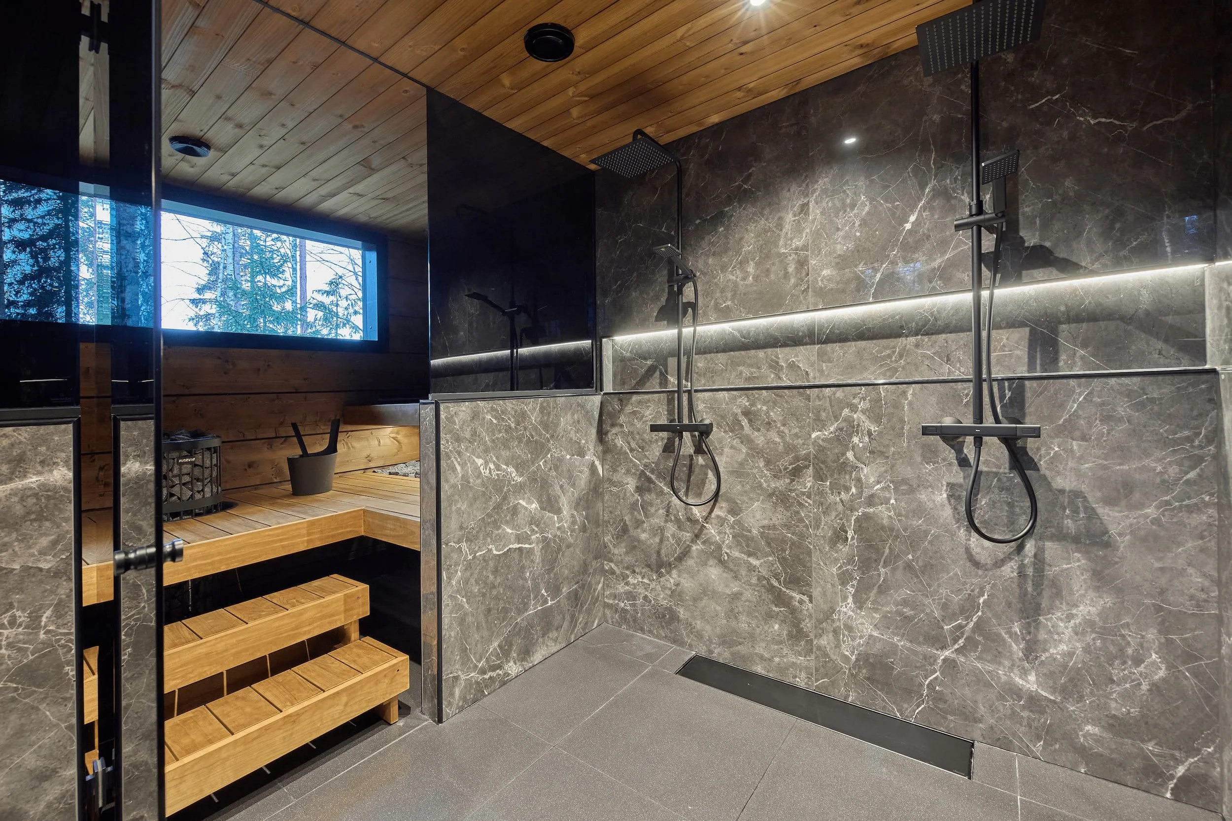 suihku-kylpuhuone-sauna-harmaa-iso-laatta-puu-hirsitalo.jpg