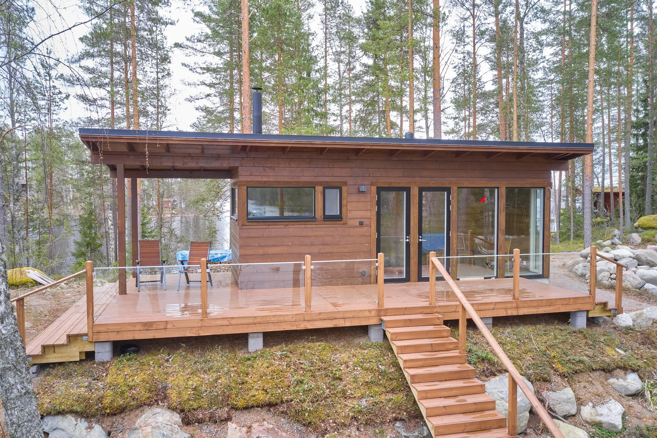 hirsisauna-ruskeaksi-savytetty-massiivihirsi.jpg