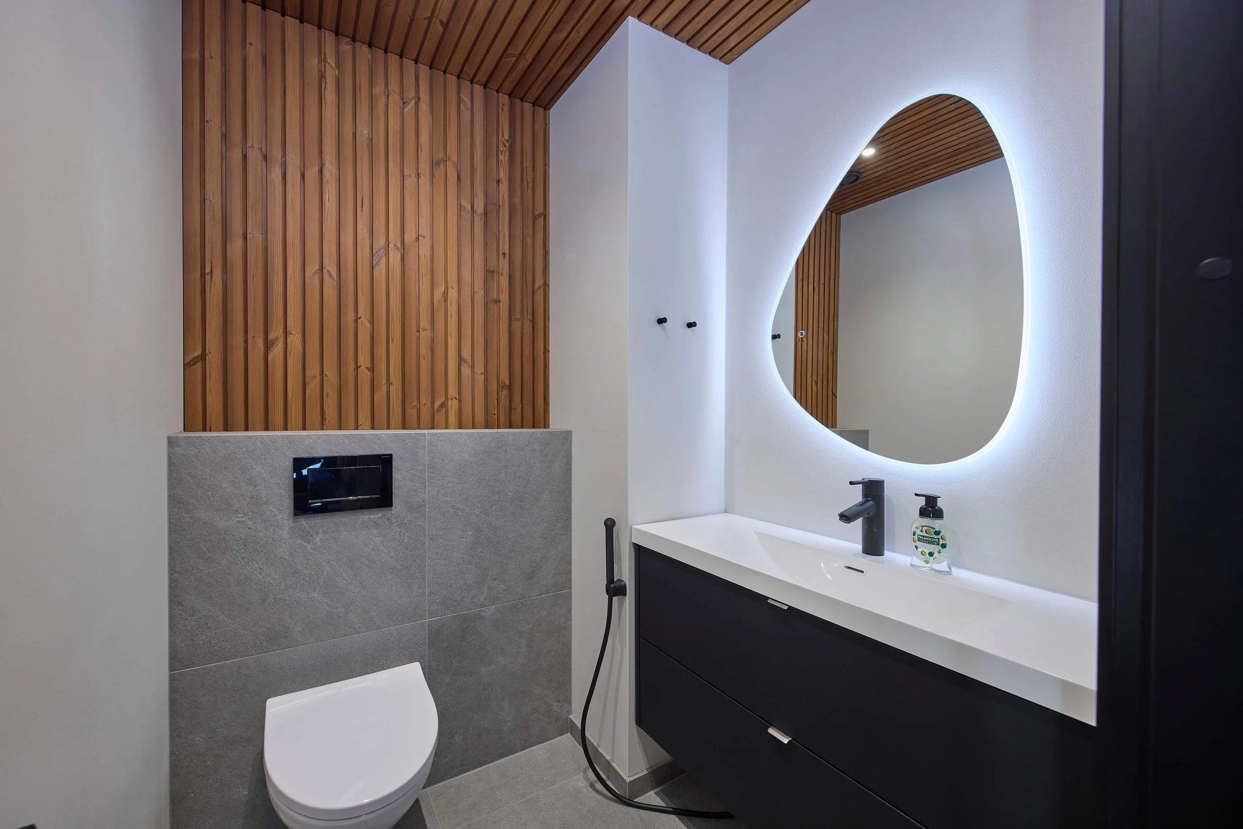 moderni-vaalea-wc-hirsitalossa-lapissa.jpg
