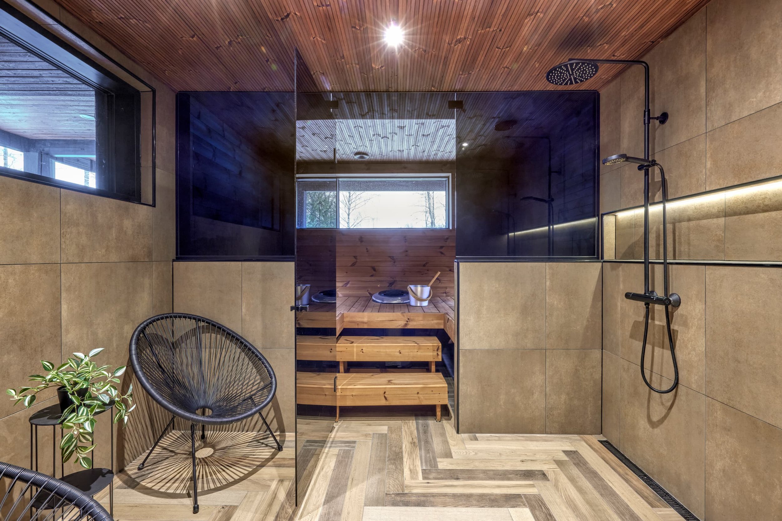 moderni-design-sauna-puulattia.jpg