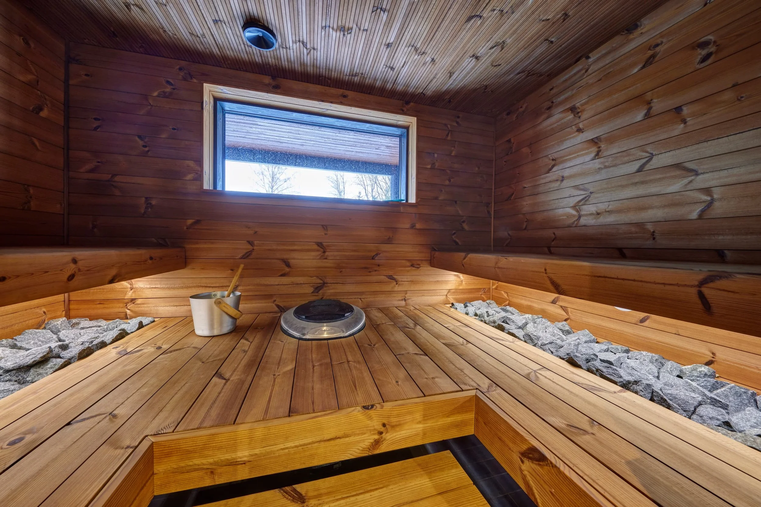 moderni-sauna-omakotitalossa-puupintaa-kiuas.jpg