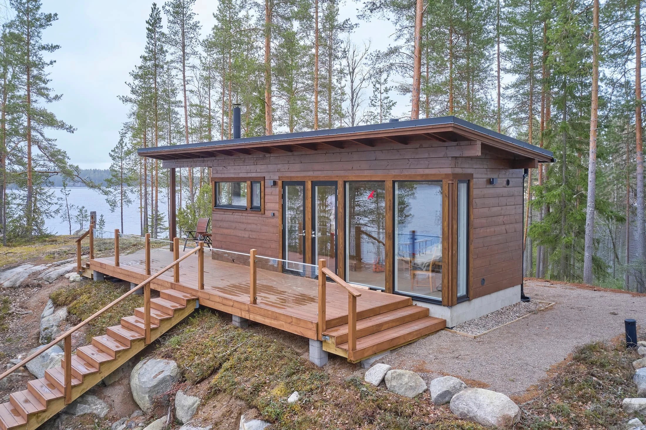 ruskea-moderni-hirsisauna-pulpettikatolla.jpg