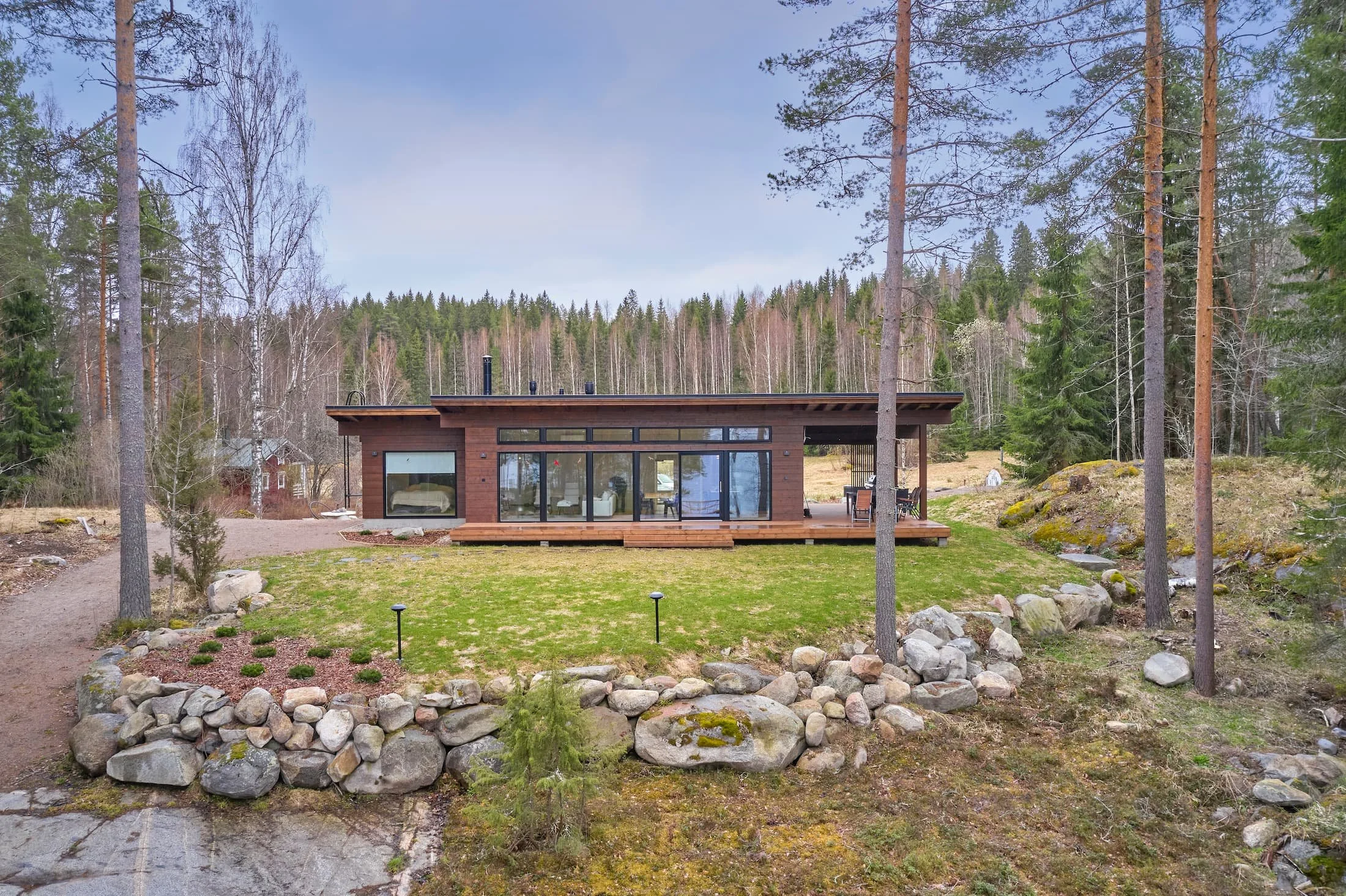 moderni-ruskea-hirsimokki-pulpettikatolla.jpg