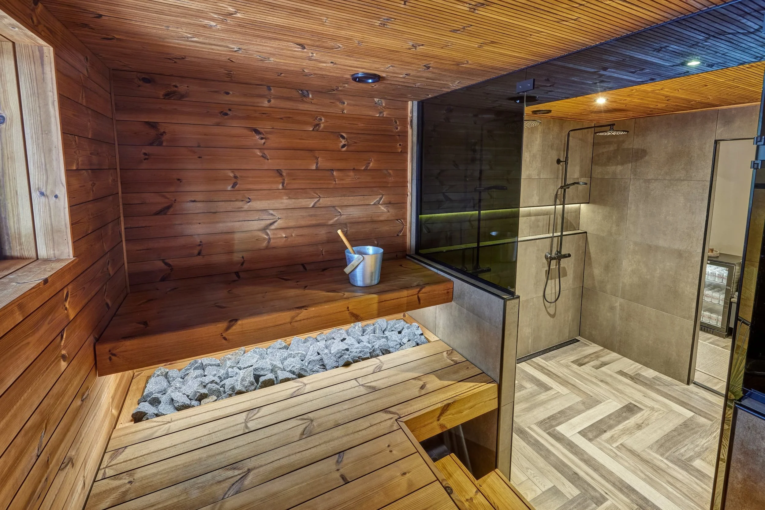 sauna-nakyma-suihkutilaan-lasi-ikkunat.jpg