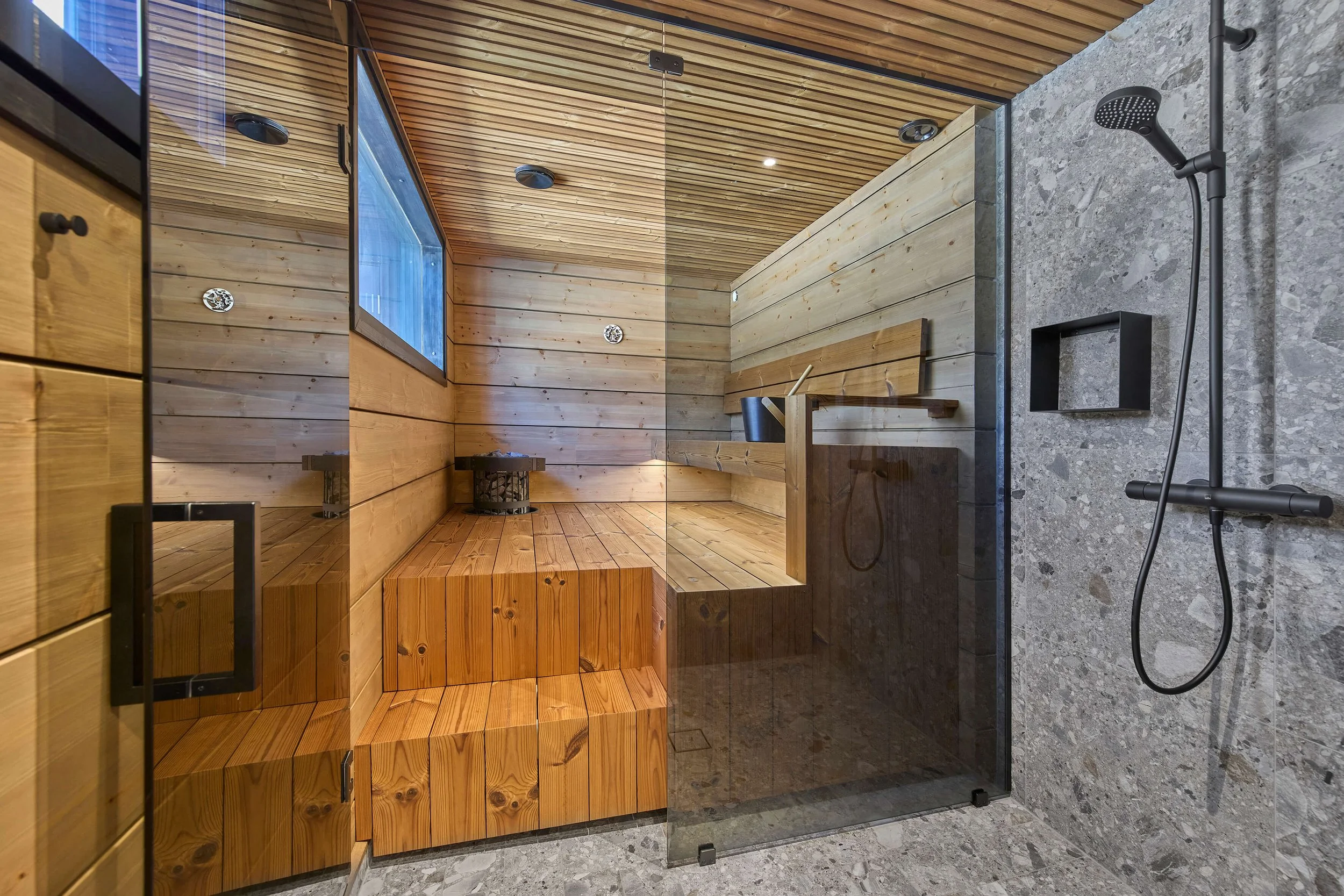 tyylikas-moderni-sauna-puupintaa-ja-harmaa-iso-laatta.jpg