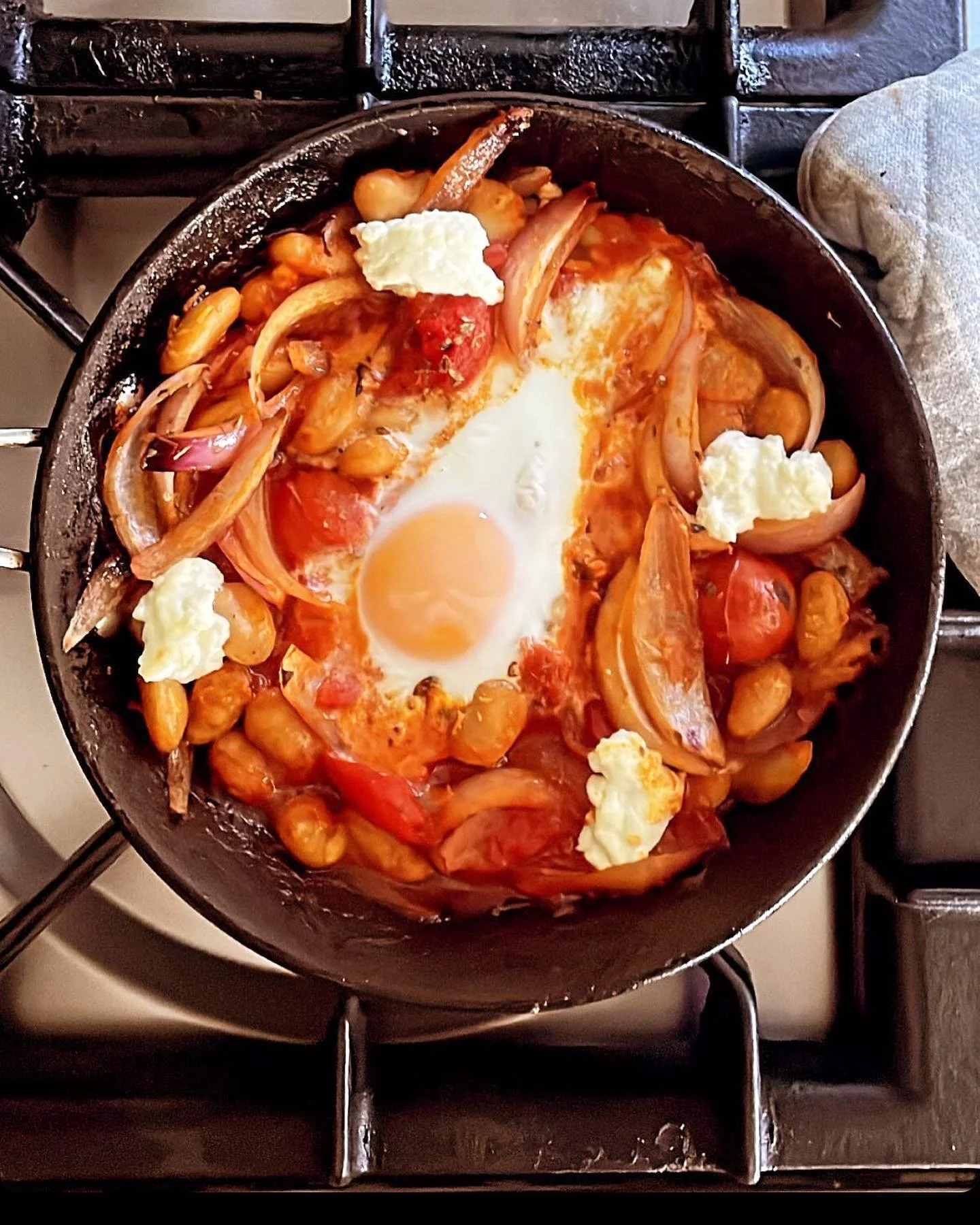 Pantry lunch alert 🚨 

Ingredients:
- 1/2 tin of peeled tomatoes
- 1/2 tin butter beans, triple rinsed
- 1 red onion, sliced *more veg the better - capsicum works well!
- dollop of ricotta
- 1 egg
- Oregano, S&amp;P , EVOO

Method:
1. Preheat oven t