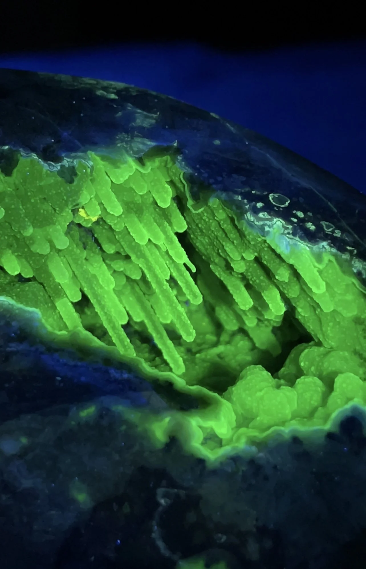 Fluorescent Stalactite Agate Geode, Hunan, China