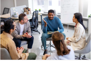 Recrutements & sélections
Un CV ou un entretien classique ne suffisent pas toujours à révéler le potentiel réel d’un.e candidat.e. Les mises en situation offrent un regard complémentaire, en permettant d’évaluer la communication, la gestion des émoti