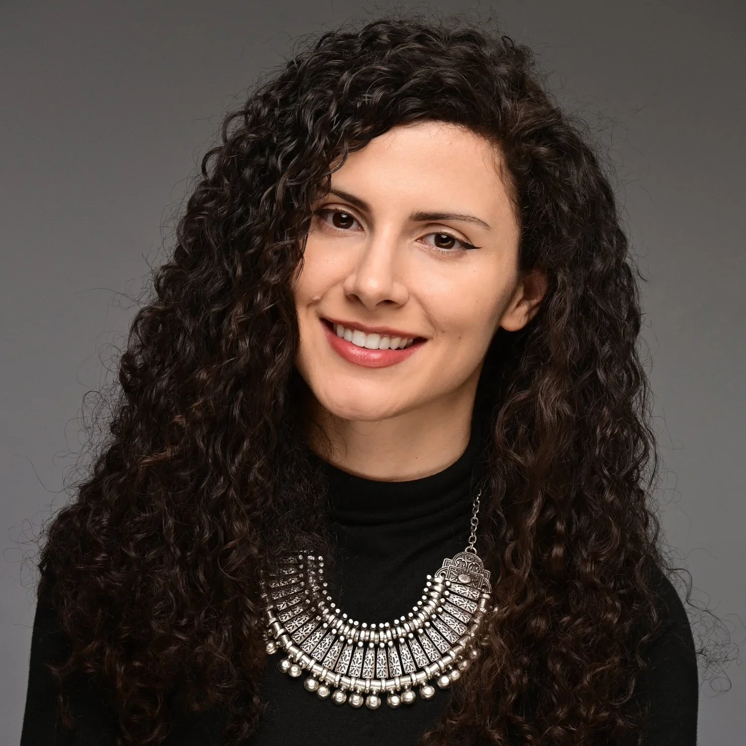 Portrait of Yasmine Hallab – Psychotherapist at Dr. Kull & Associates