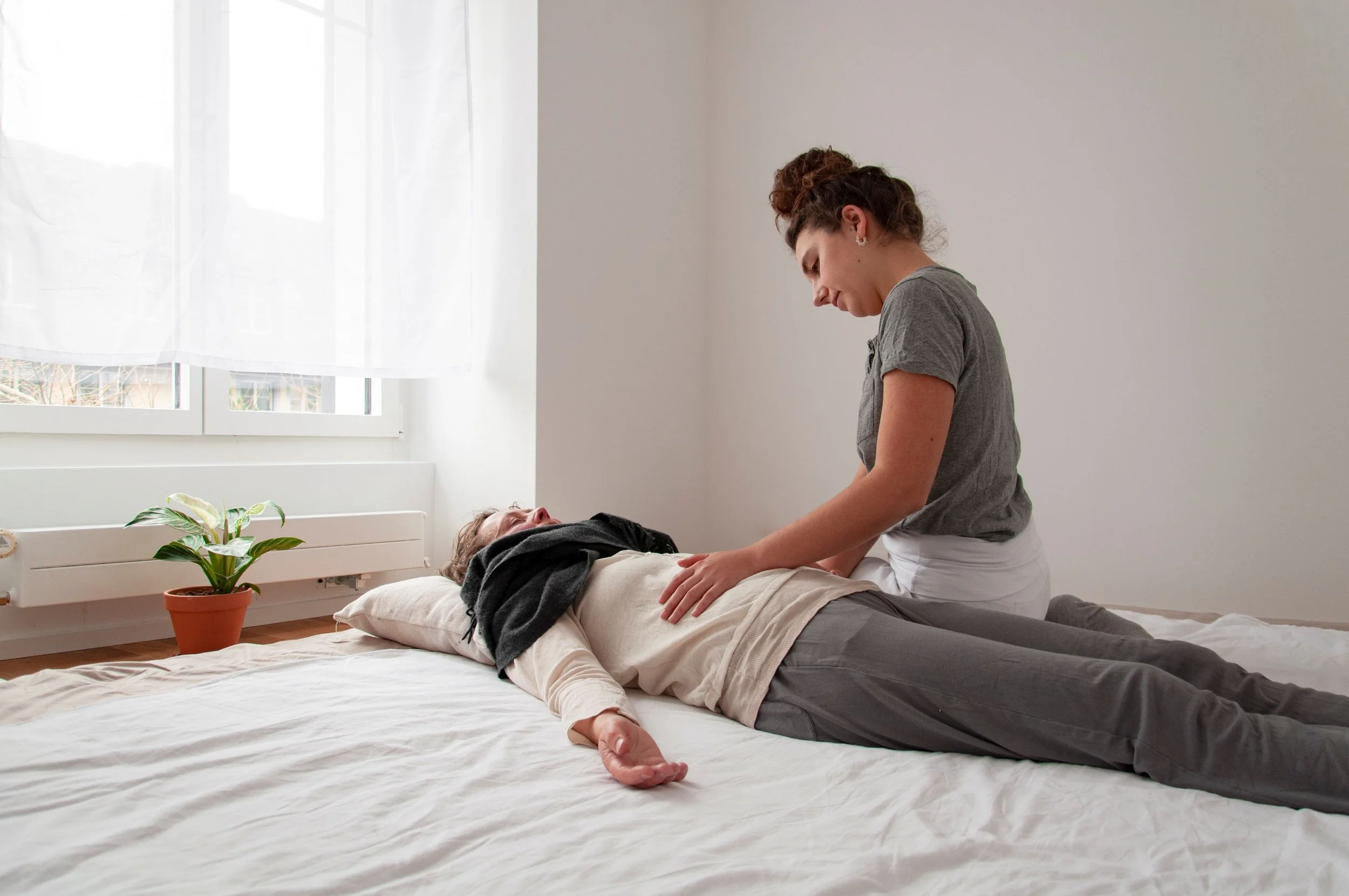Pflegekraft gibt einem Patienten eine Herz-Lungen-Wiederbelebung auf einem Bett.