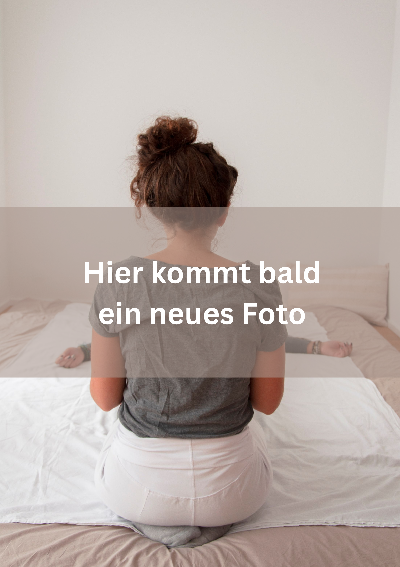 Shiatsu Therapeutin kniend von hinten. Text auf dem Bild: Hier kommt bald ein neues Foto.