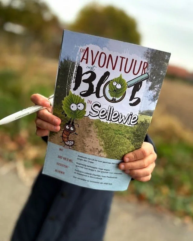 Op avontuur met Blob in SELLEWIE 🍂  Een wandeltocht van 2,8 km met leuke weetjes onderweg. 

Iets minder 'in de natuur' dan we gewend zijn, maar op het einde w&eacute;l een heerlijke koffiebar met huisgemaakte taarten als beloning. ☕🍰 

📍 Start: K