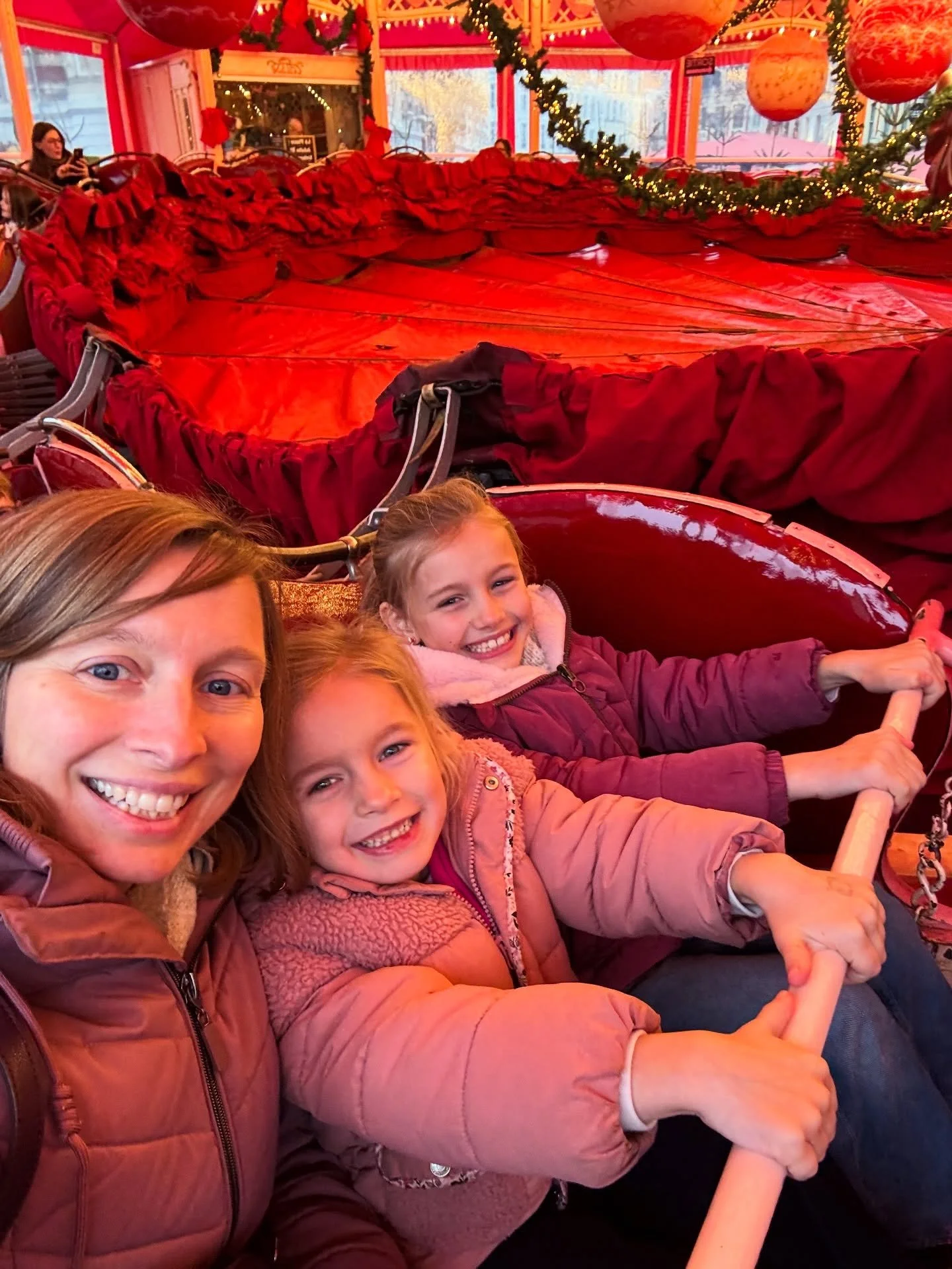 Ker(st)mis in Lille 🎄🇫🇷

Tal van kraampjes, h&eacute;&eacute;l veel lichtjes,
en ook&hellip; h&eacute;&eacute;l veel volk 😅

De kerstmarkt is gezellig en absoluut kidsproof. We lieten ons meevoeren langs de kraampjes, scoorden onderweg iets lekke