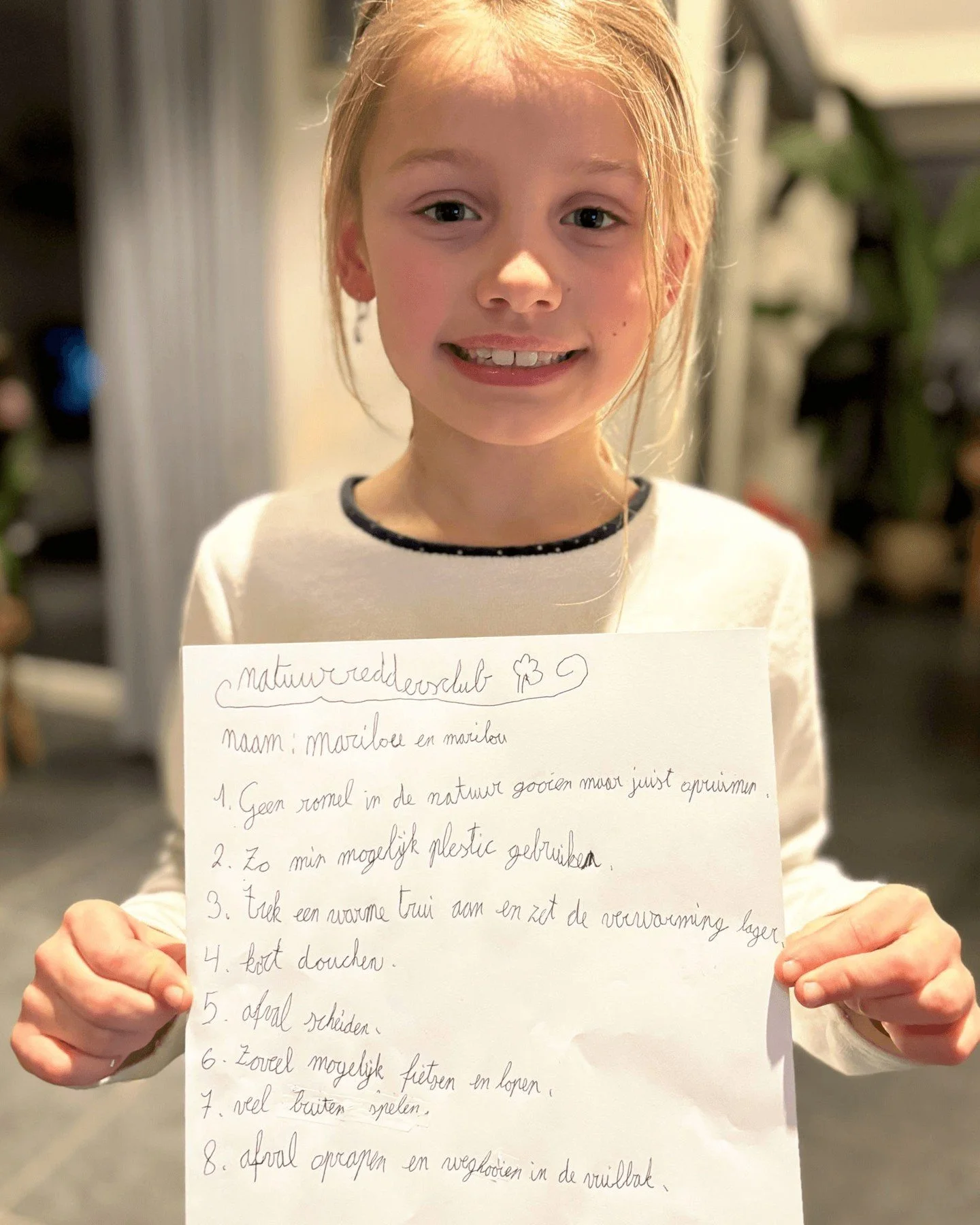 Ze is 8. En ze wil de natuur redden.
Omdat z&iacute;j vindt dat dat nodig is. 💚

Ze ziet plastic liggen en wordt daar verdrietig van.
Ze hoort over dieren die verdwijnen.
Ze leert over overstromingen en orkanen. 

En dus richtte ze een clubje op.
Me