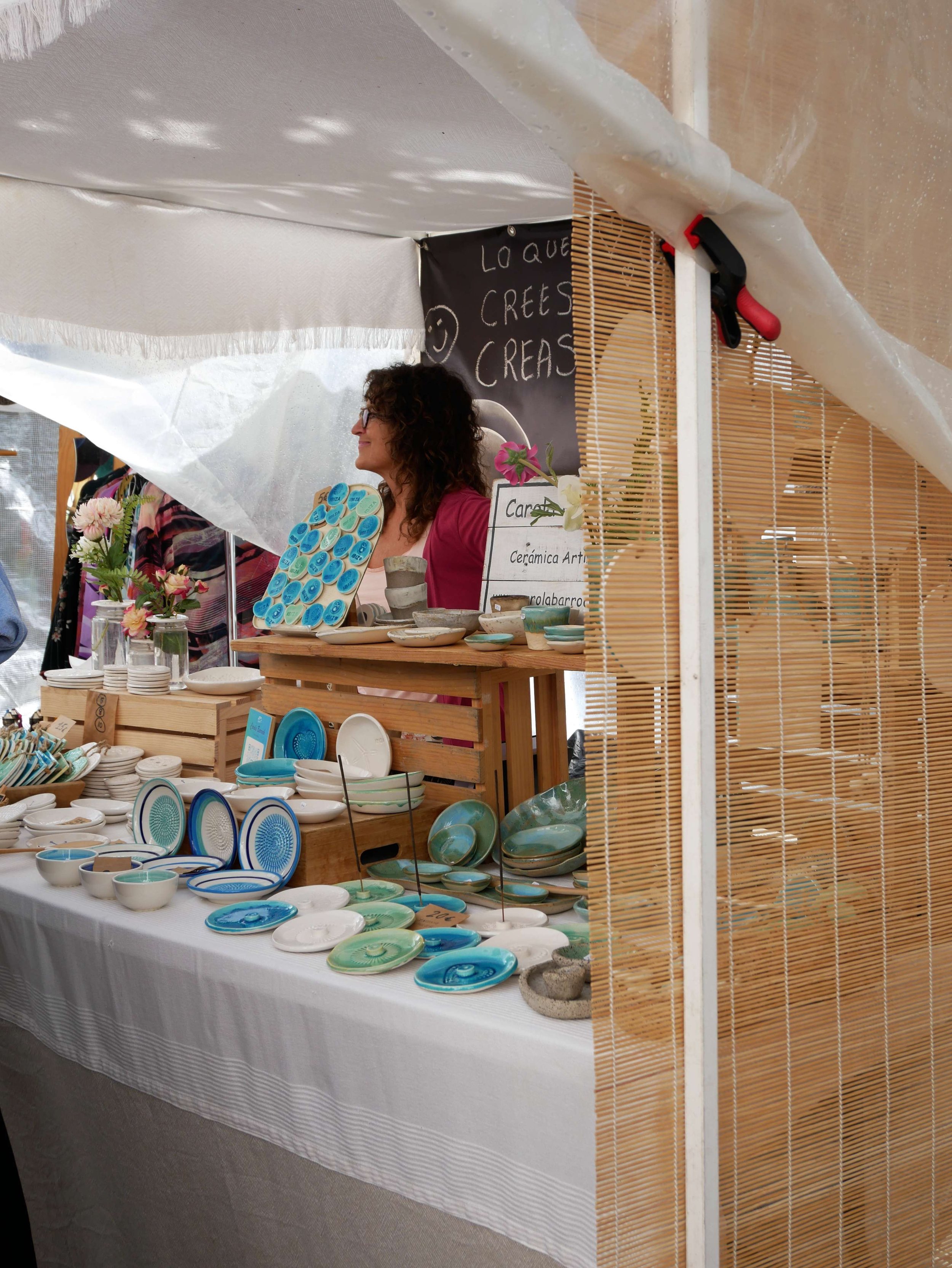 Handgemaakte keramiek te koop op de hippiemarkt van San Juan, Ibiza