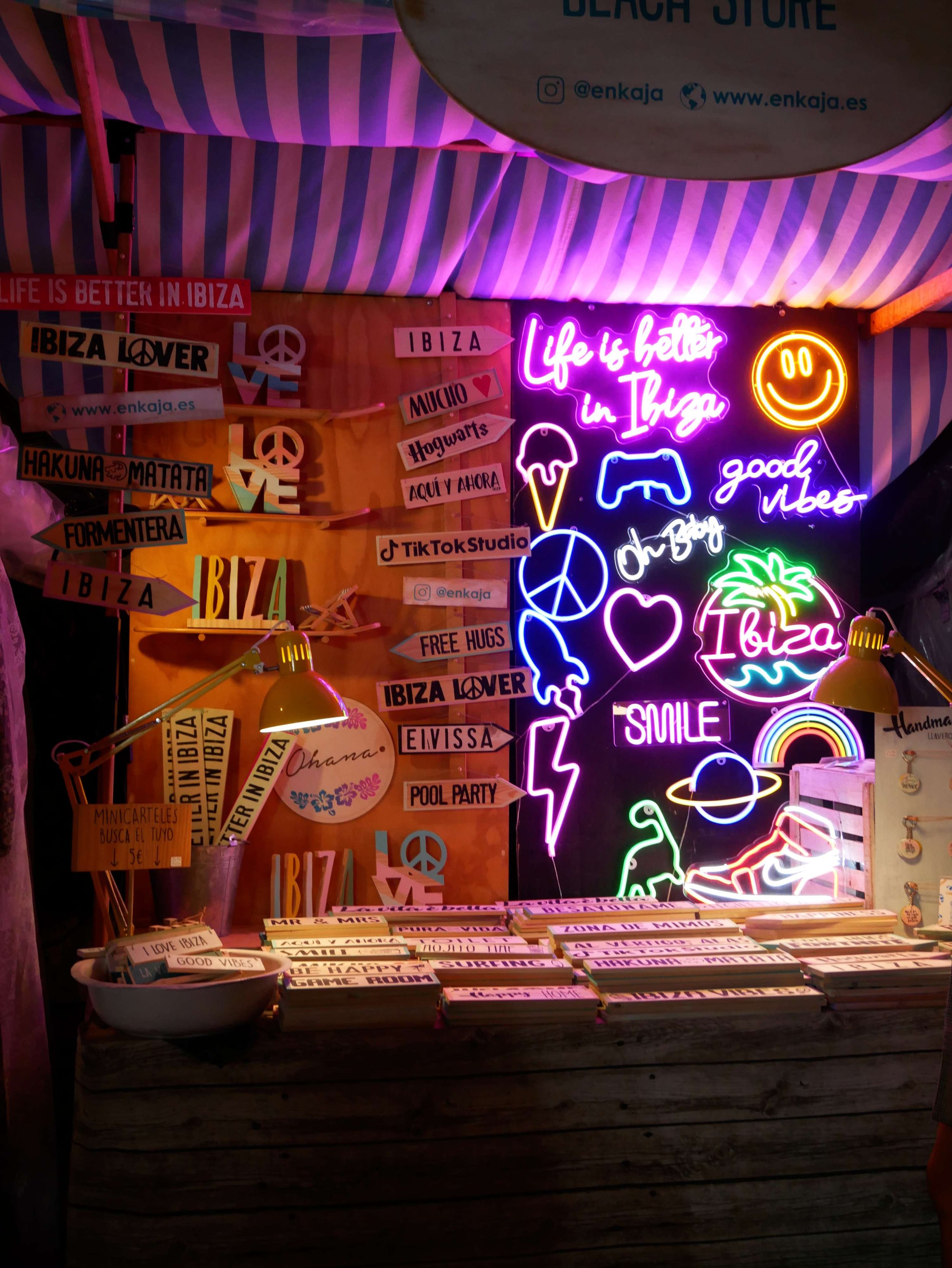 Kleurrijke wegwijzers bij de ingang van hippiemarkt Las Dalias, Ibiza