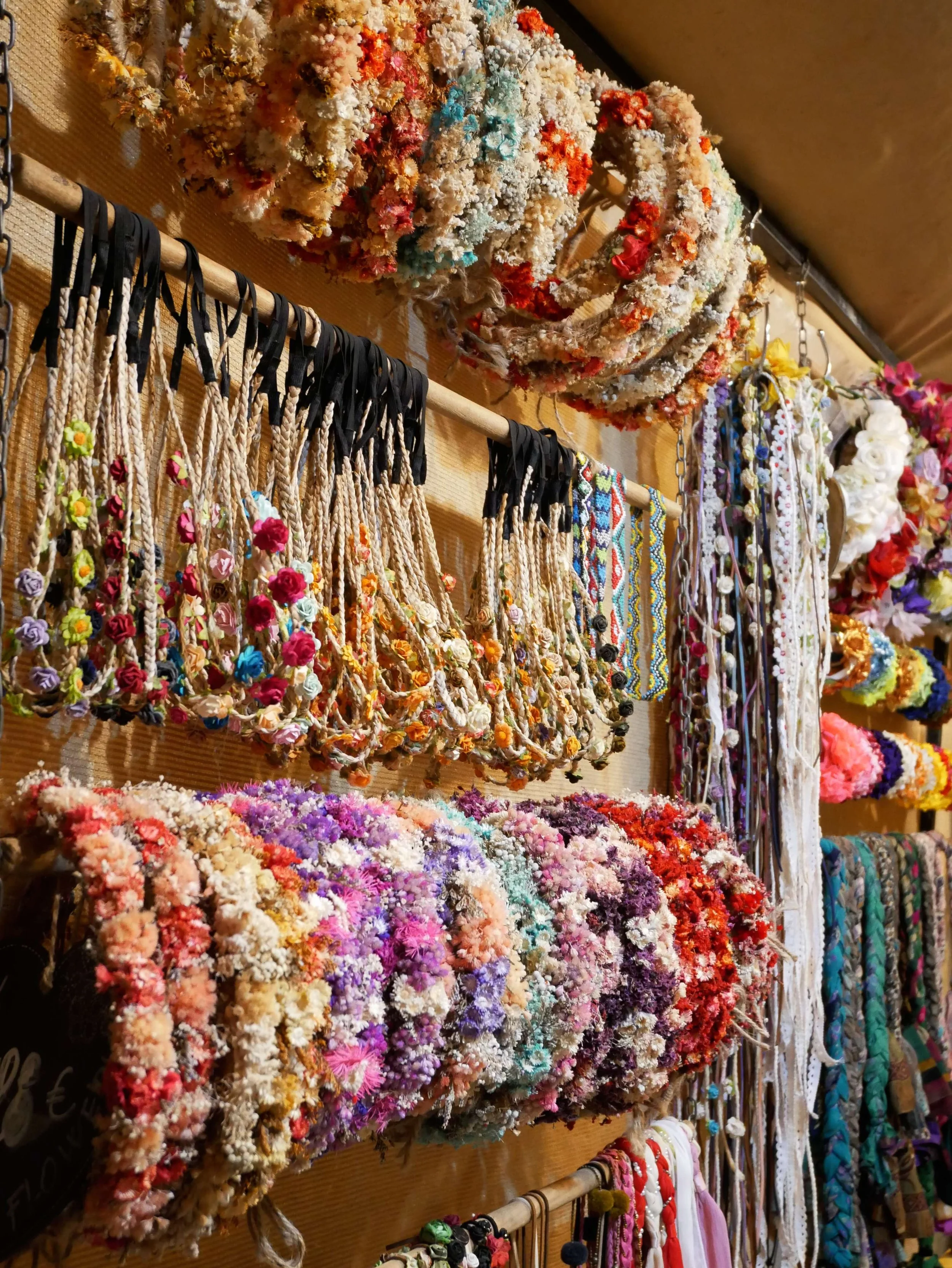 Sieraden te koop op de hippiemarkt van Las Dalias, Ibiza