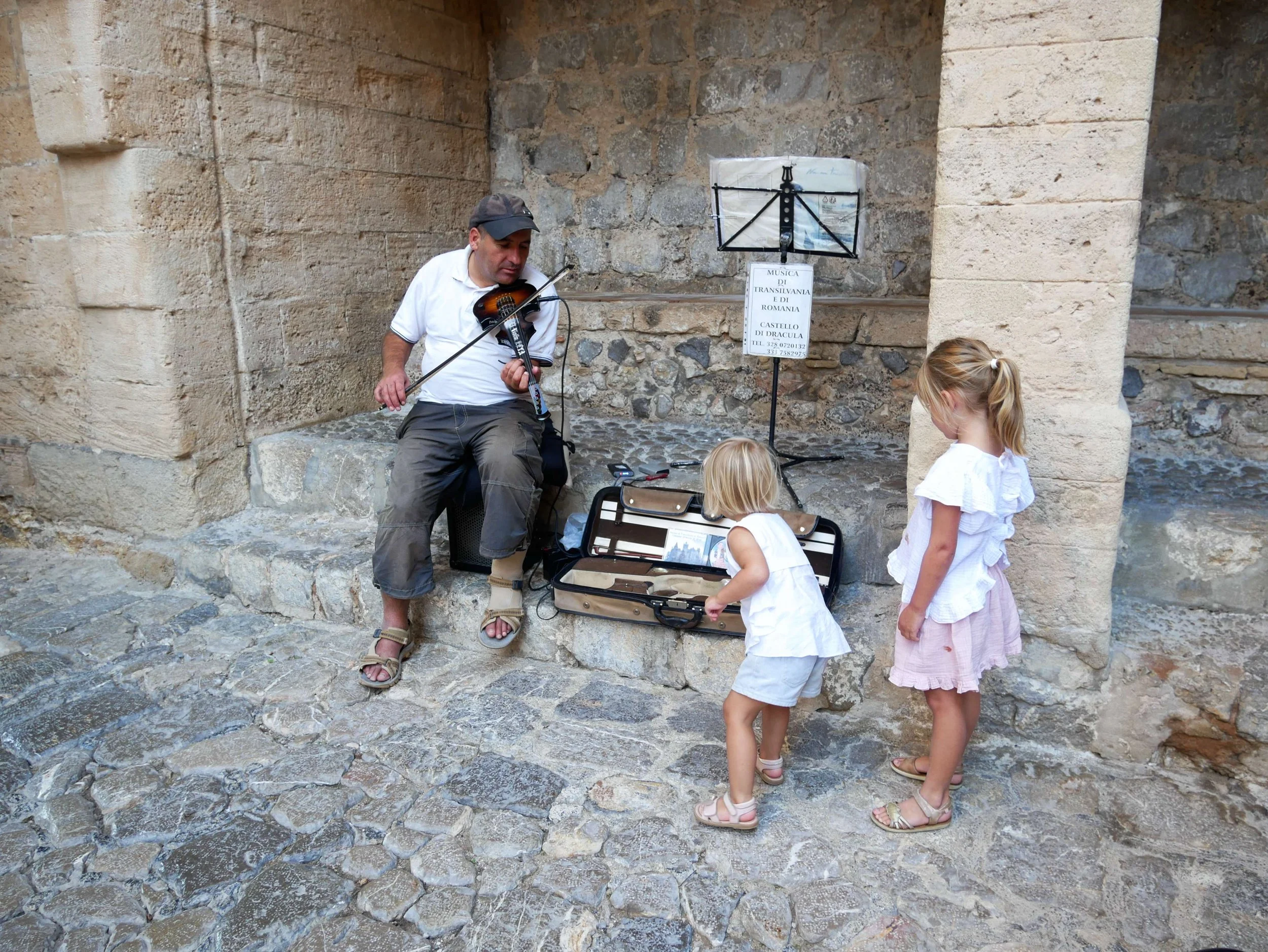 Straatmuzikant met viool in de smalle straatjes van Dalt Vila, Ibiza