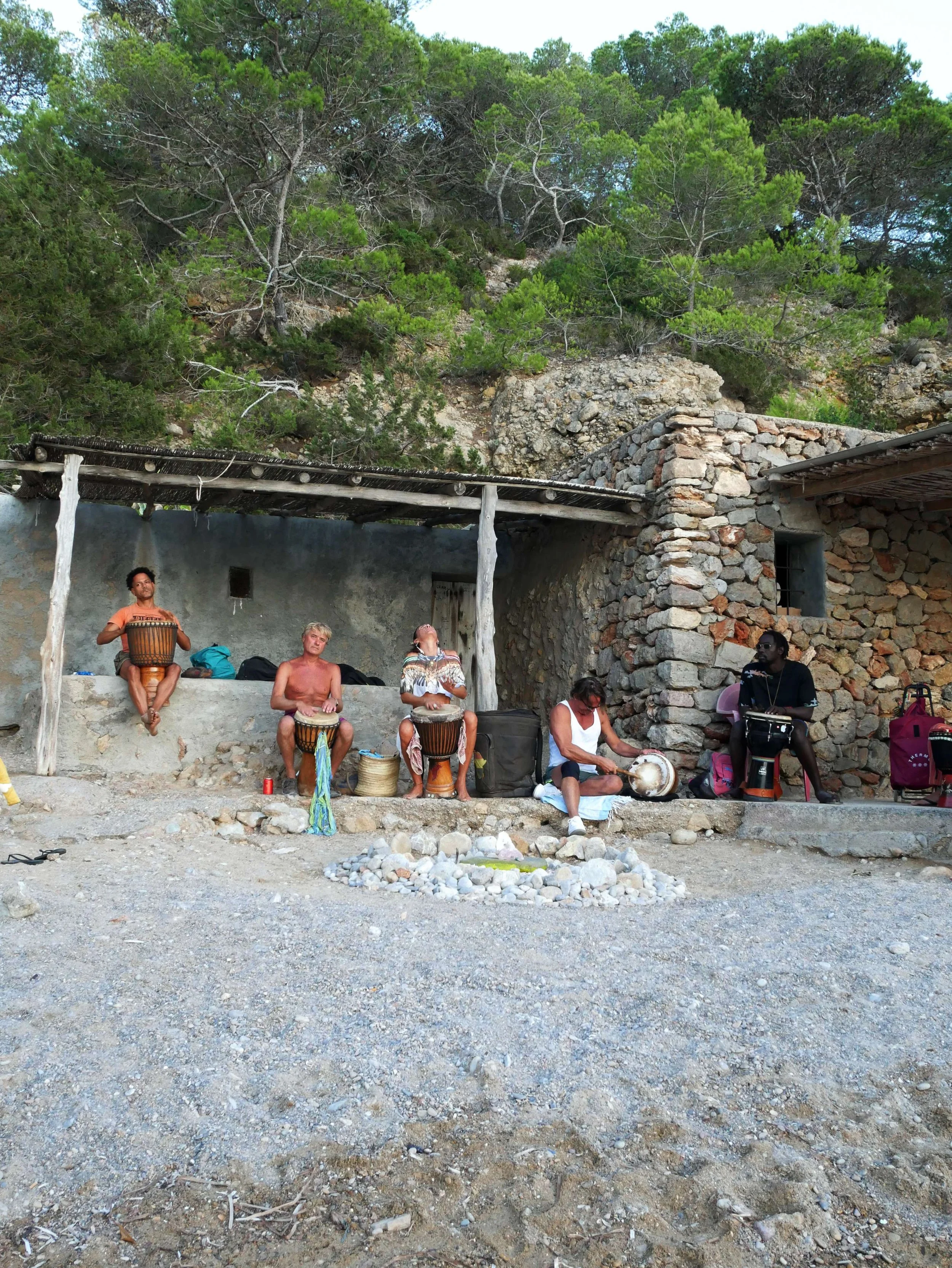 Drumcirkel bij zonsondergang op Cala Benirràs, een bekende traditie op Ibiza