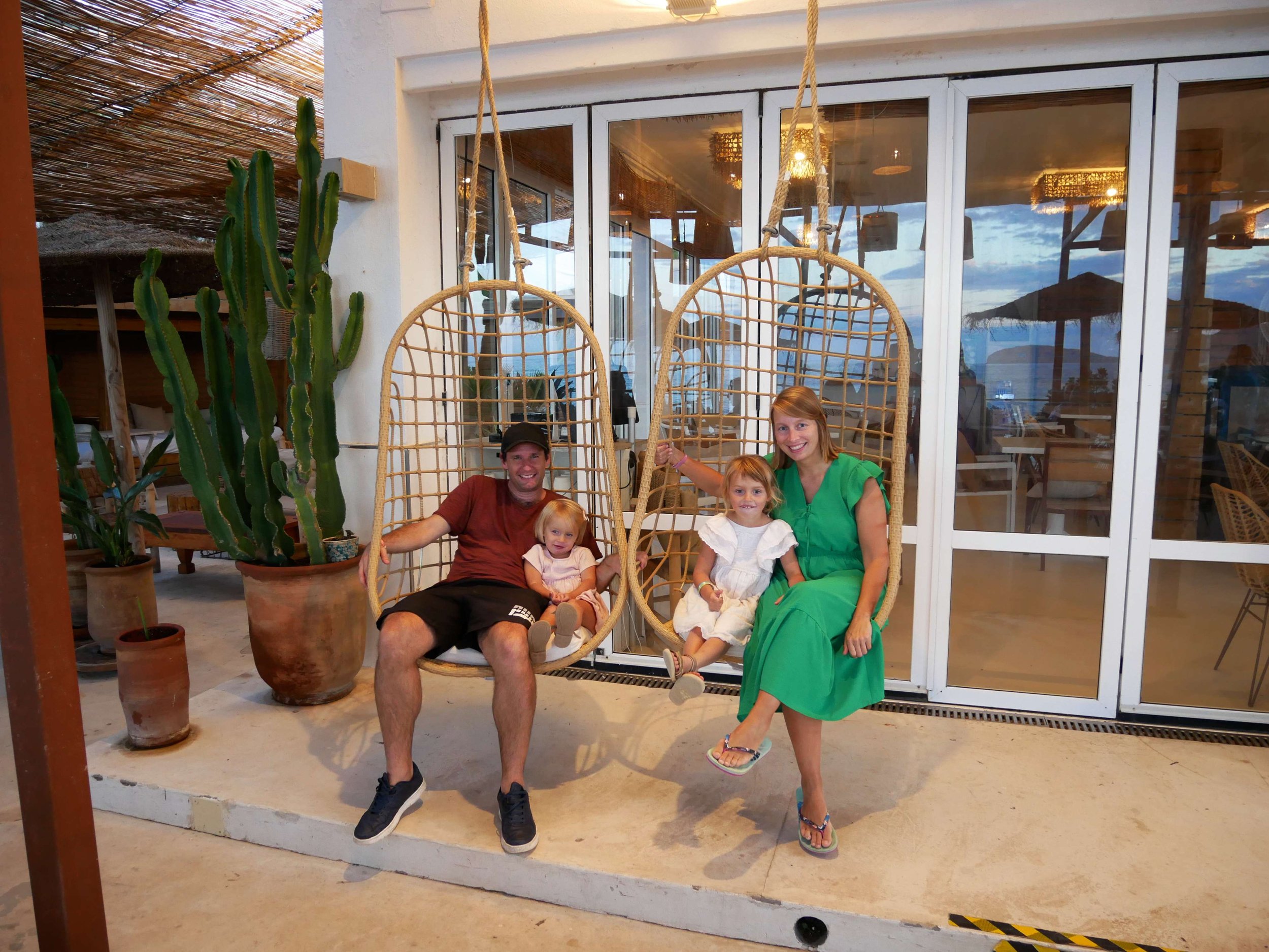 Eten en drinken op het terras van een strandbar, Ibiza
