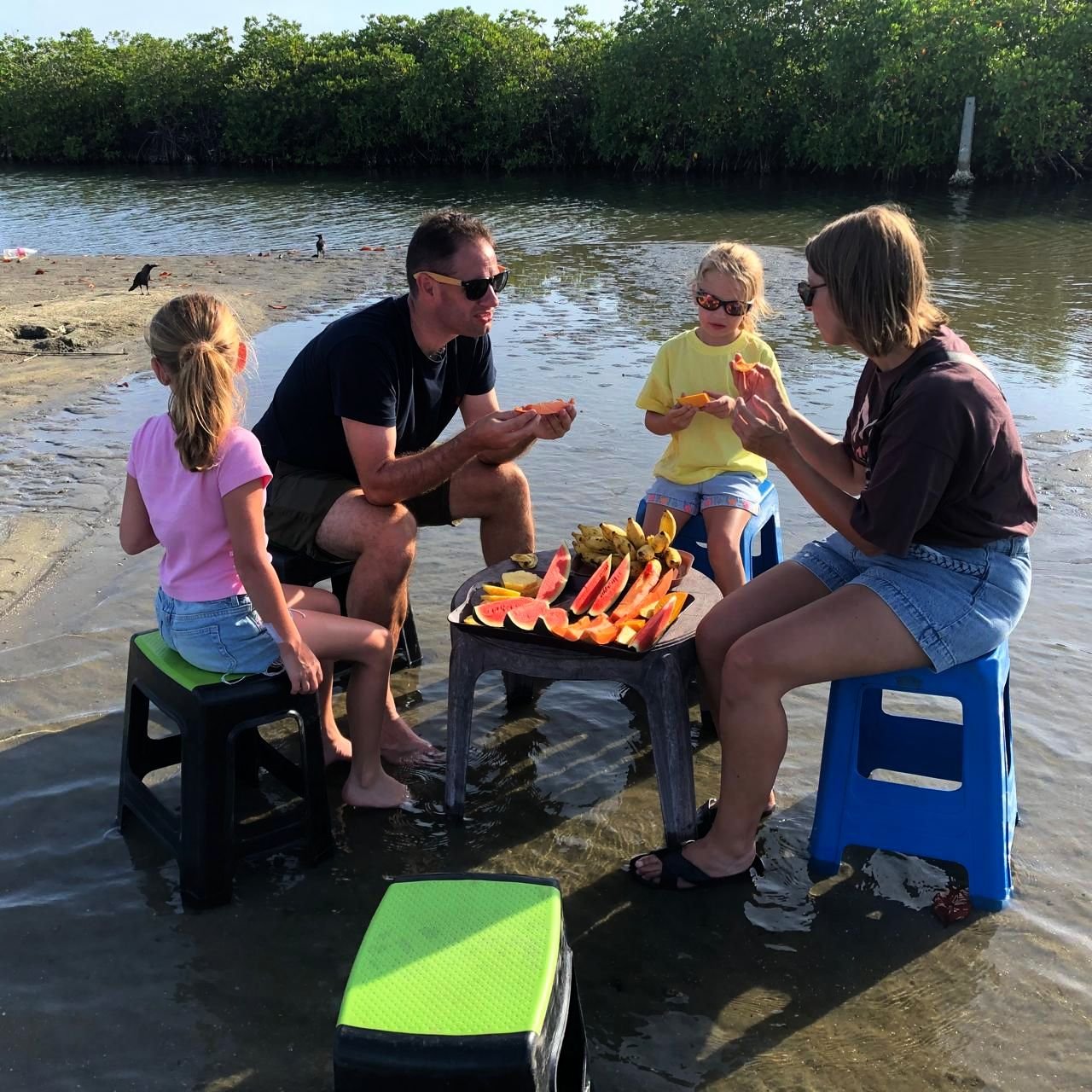 Met de voetjes in het water fruit eten aan de lagune van Negombo, Sri Lanka