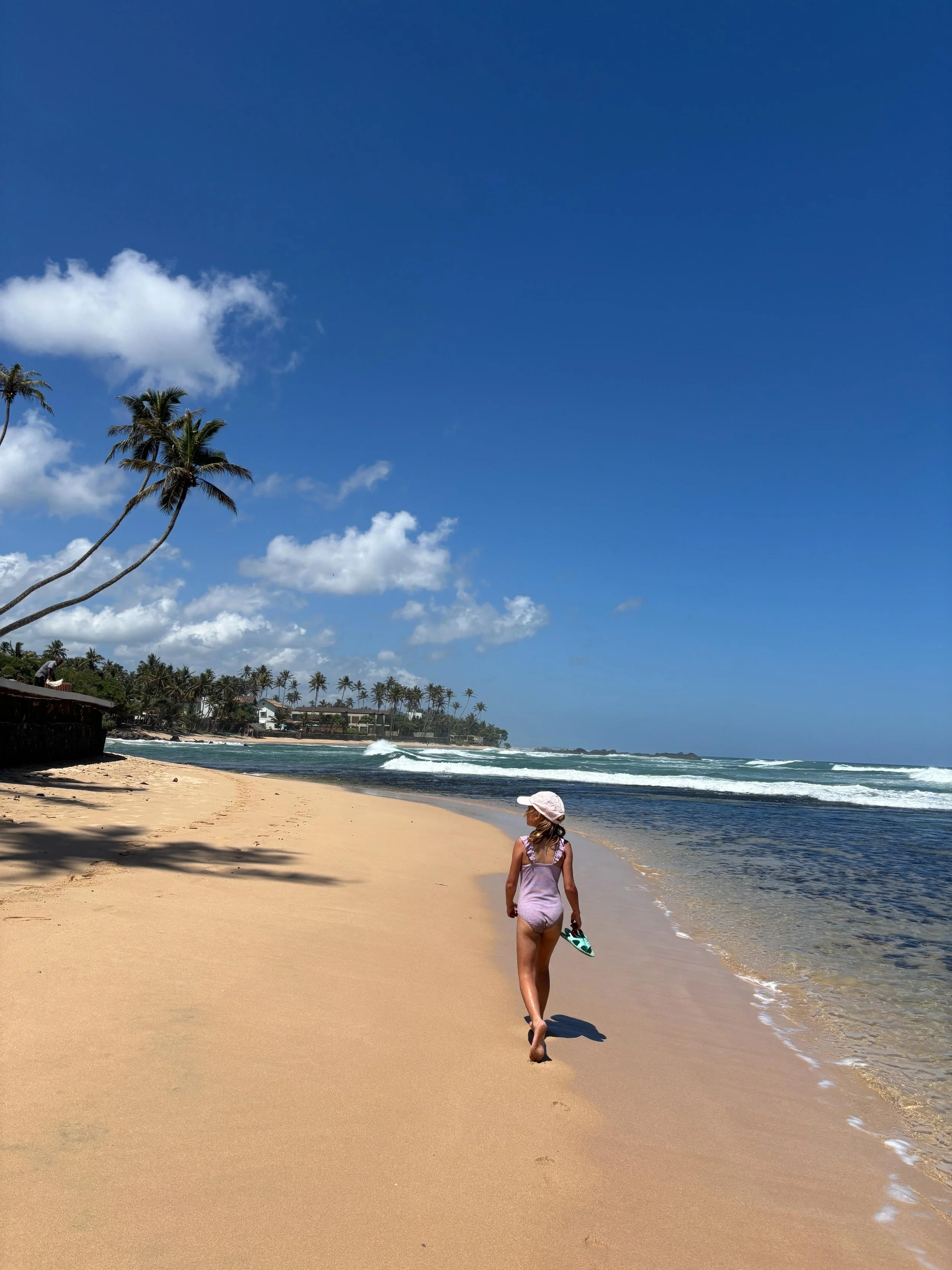 Palmbomen langs het strand van Unawatuna, Sri Lanka