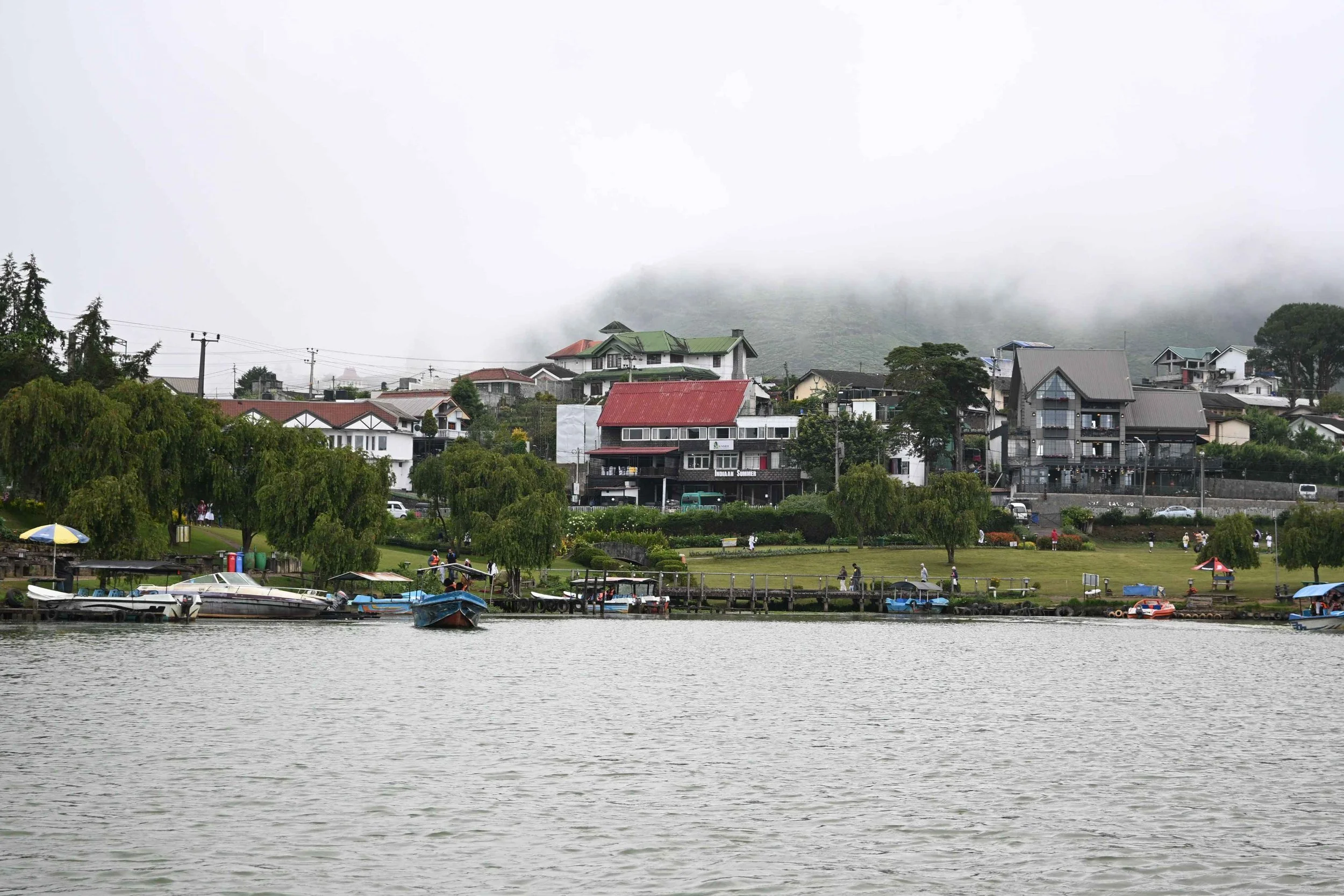 Gregory Lake gehuld in ochtendmist, Nuwara Eliya