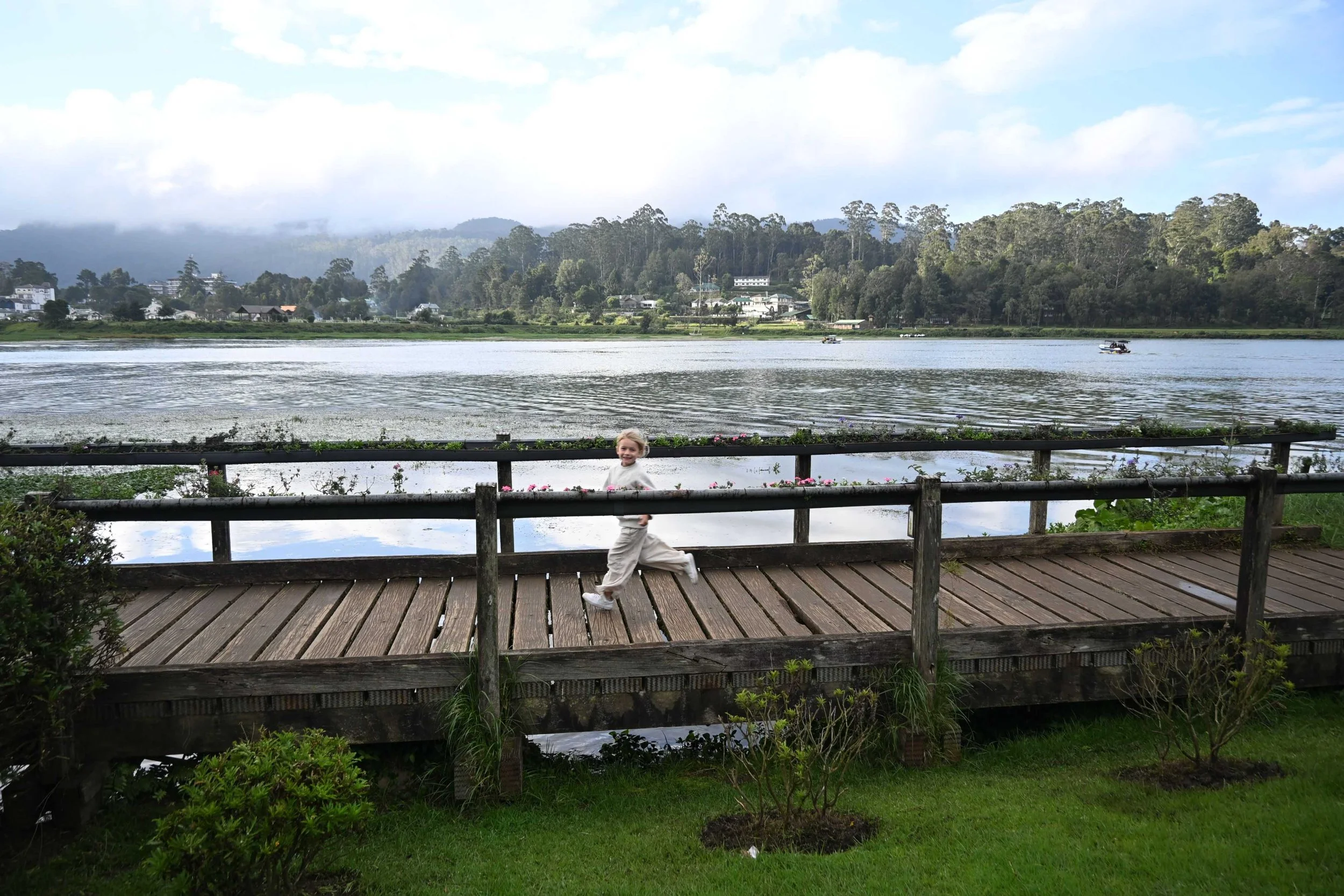 Wandelen langs Gregory Lake, Nuwara Eliya