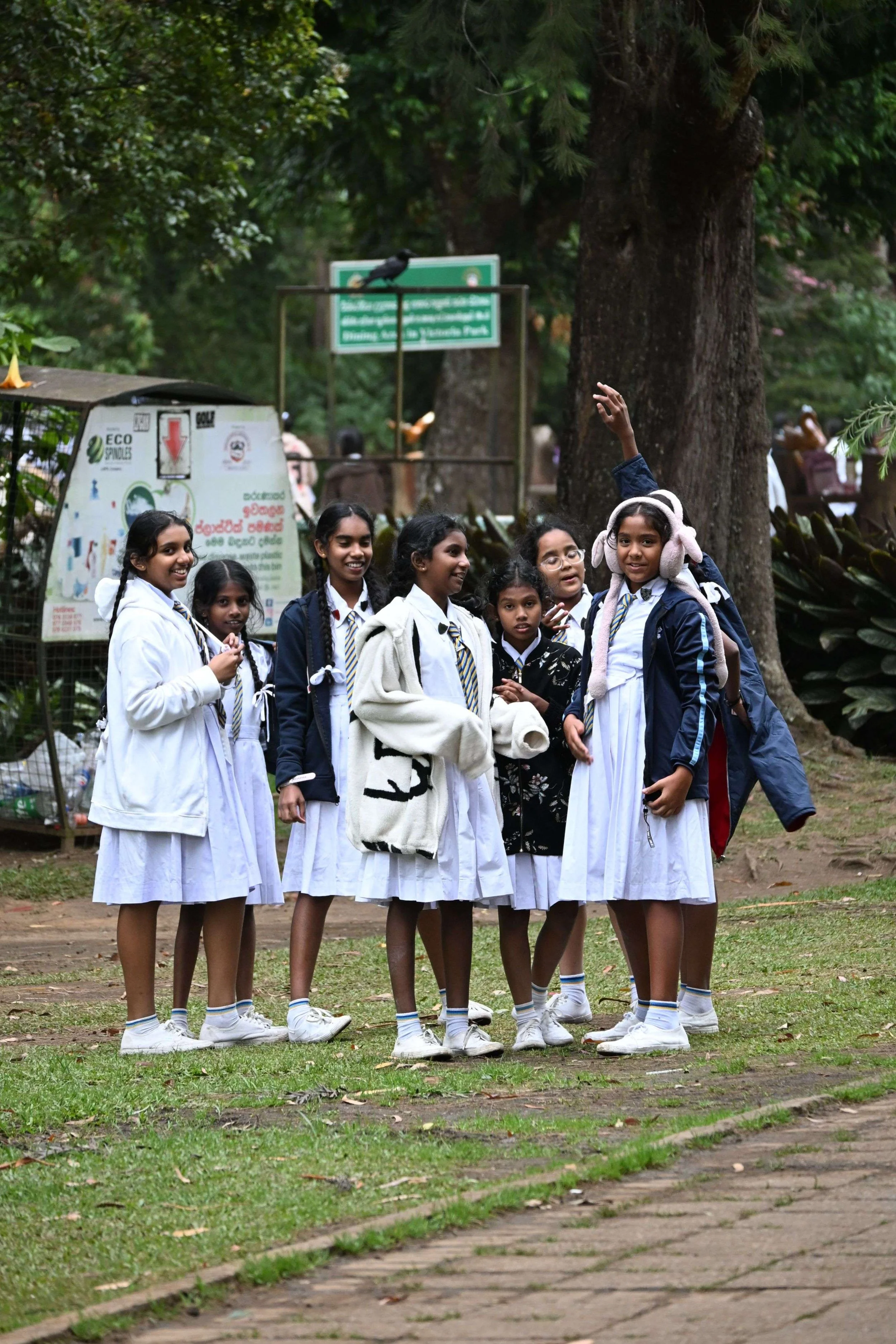 Schoolmeisjes in uniform in Victoria Park, Nuwara Eliya