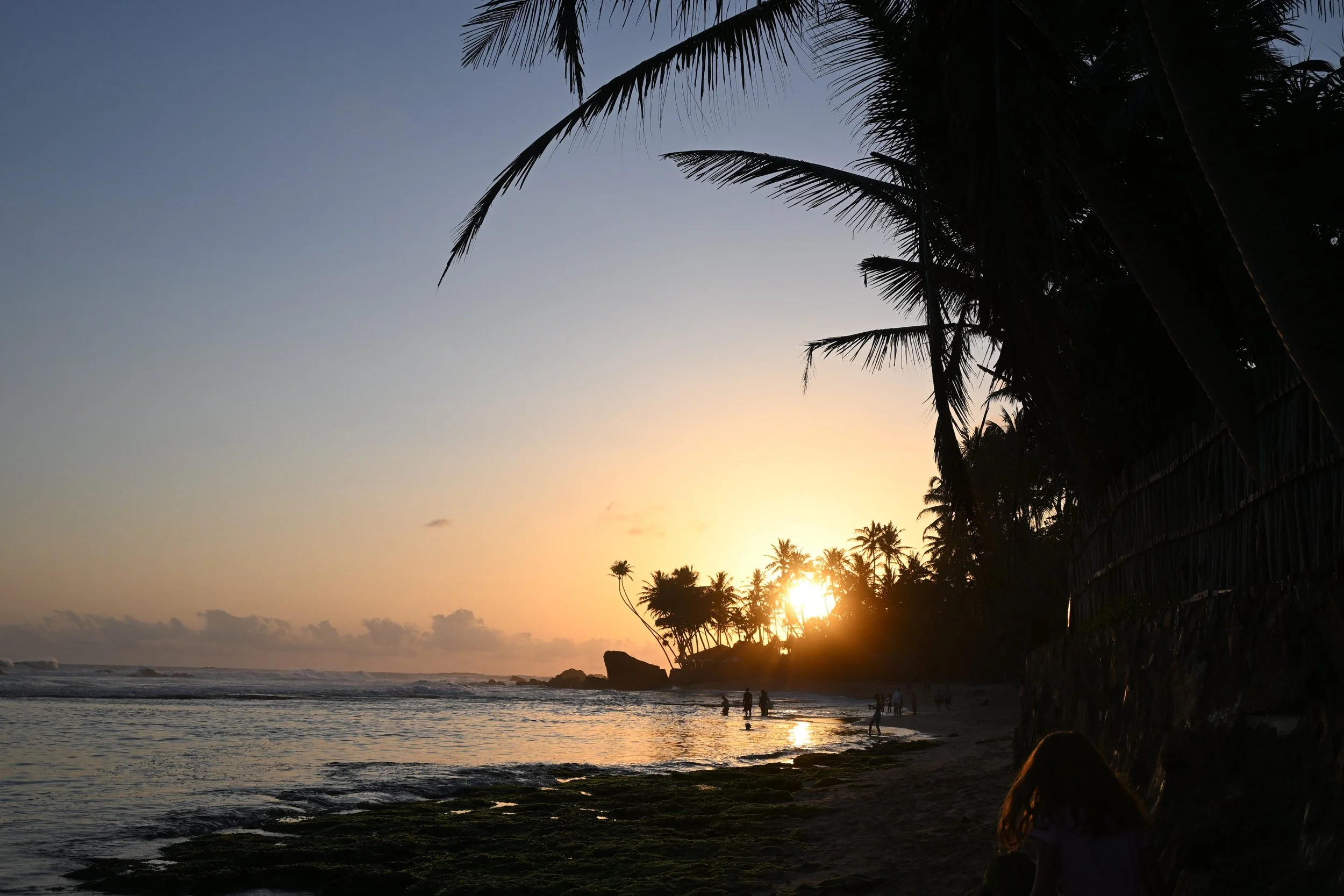 De baai van Unawatuna bij zonsondergang aan de zuidkust van Sri Lanka