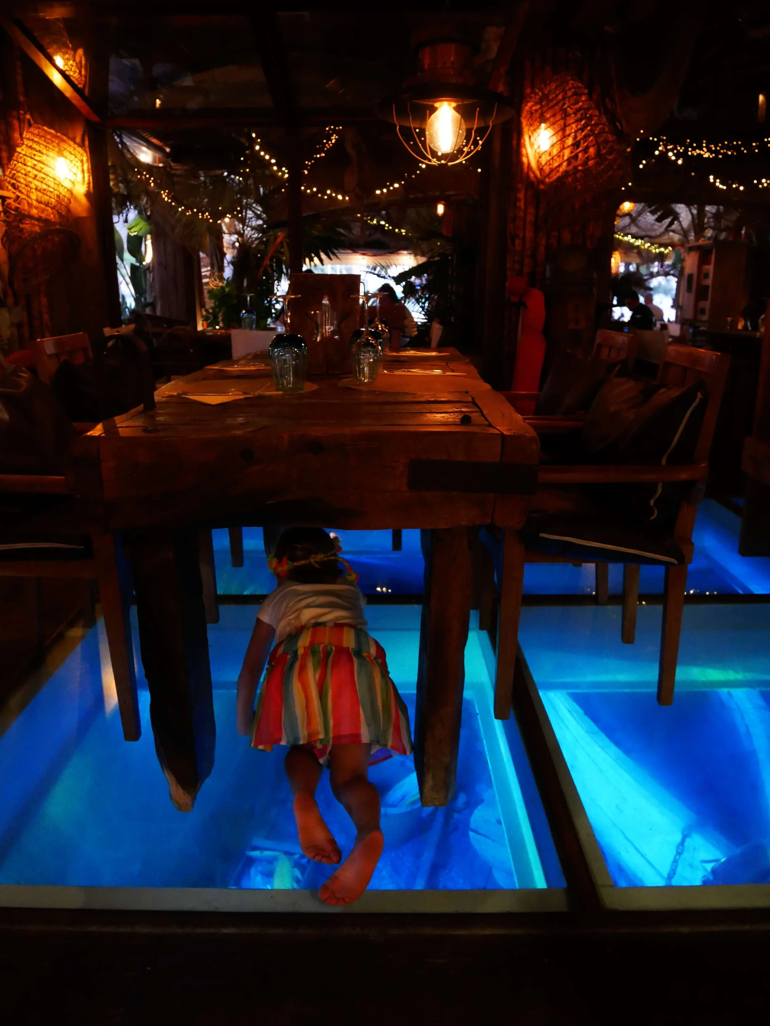 Terras van restaurant The Boat House aan het water, Ibiza