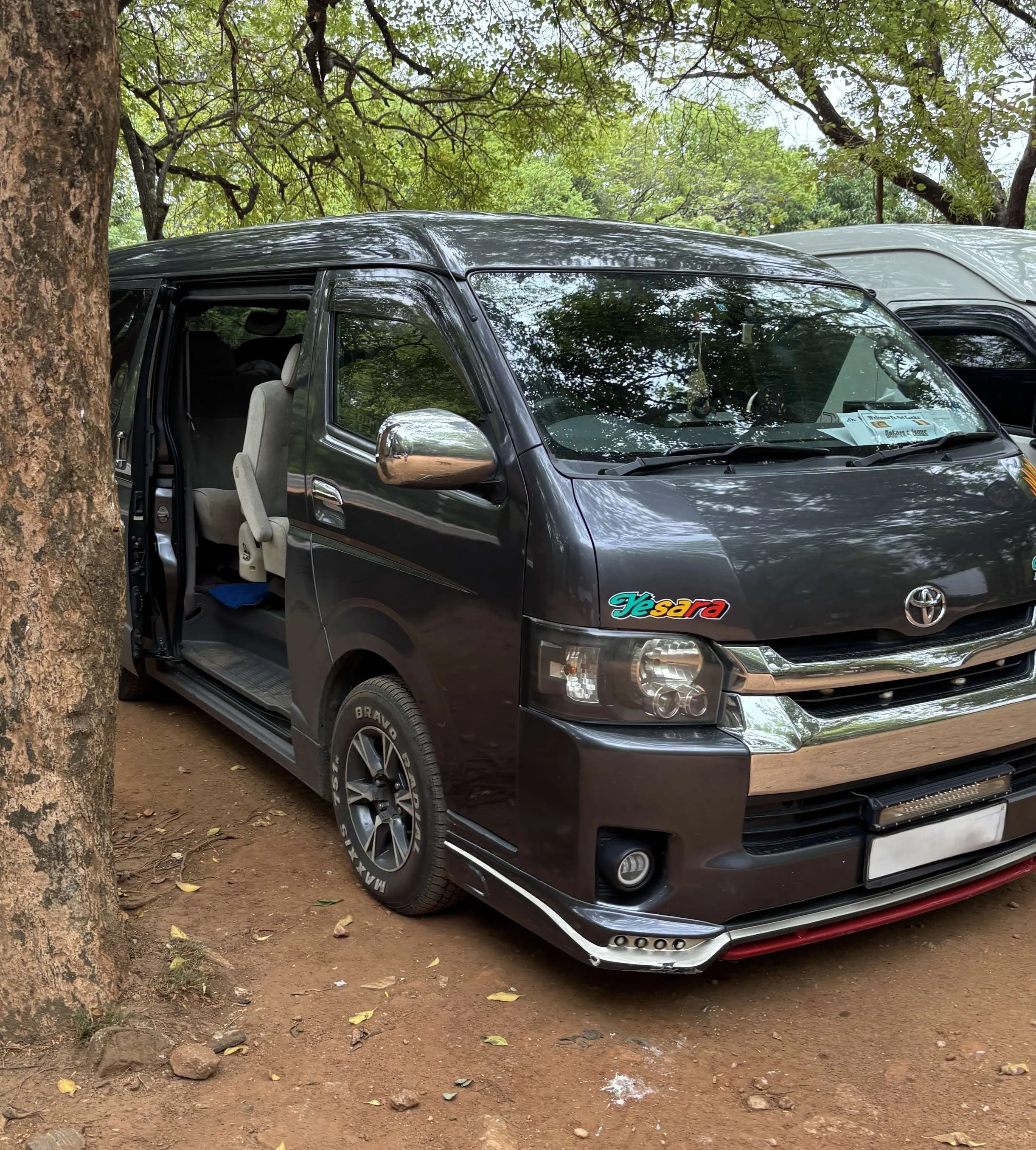 Het busje waarmee het gezin drie weken door Sri Lanka reisde