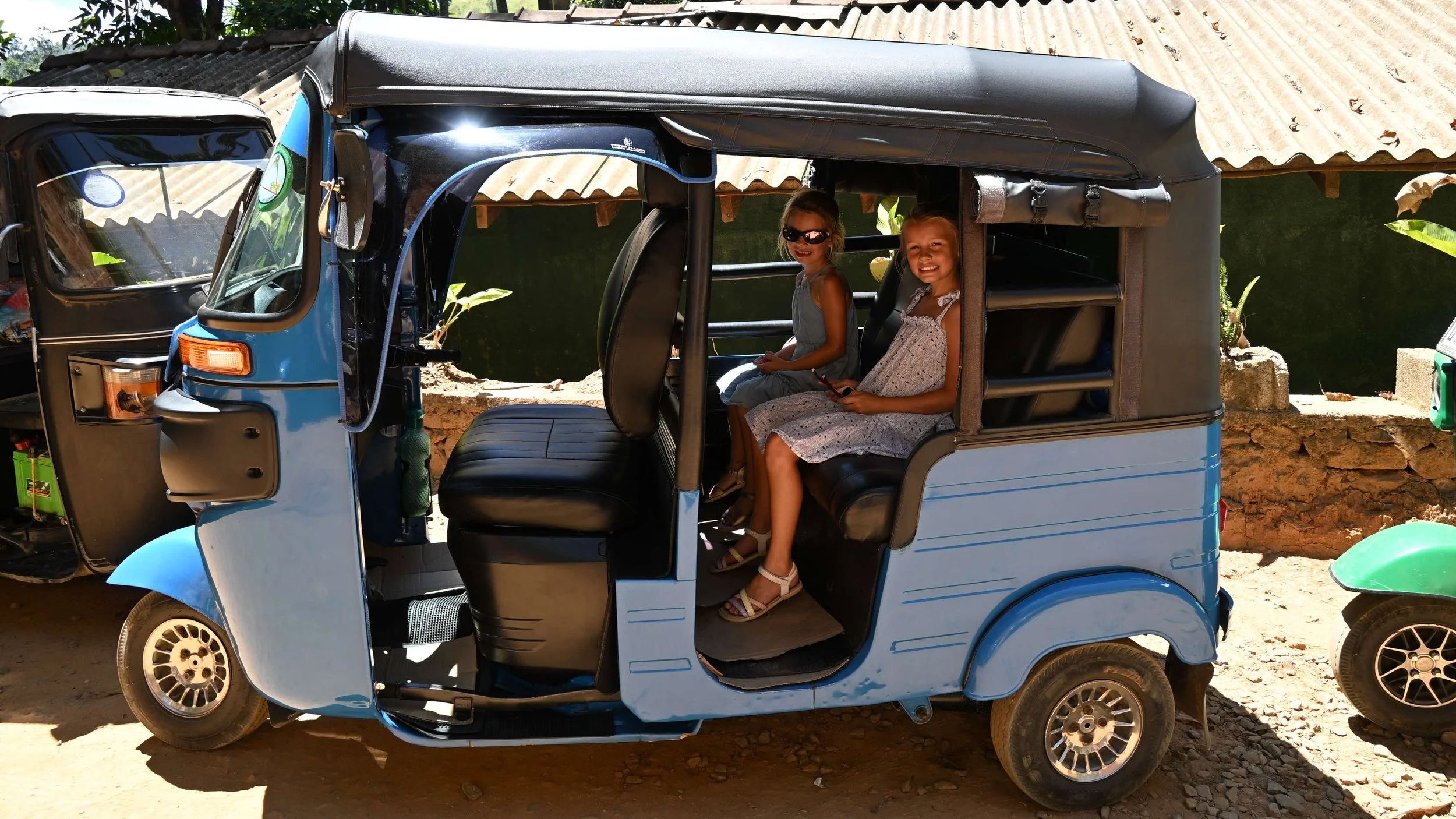 Tuktuk in Sri Lanka, het vervoersmiddel tijdens de rondreis met de kinderen