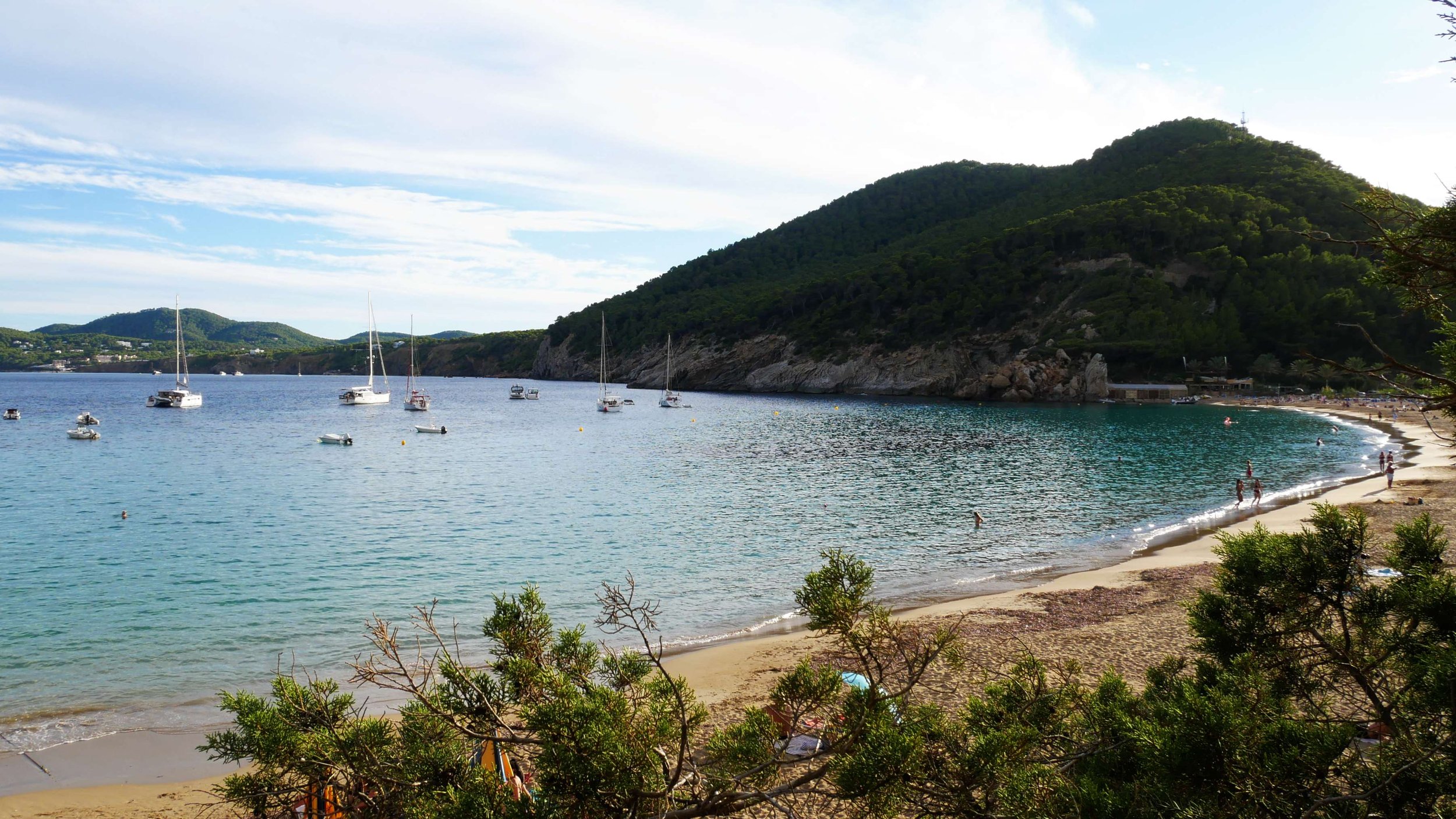 Strand op Ibiza met turkoois water, geschikt voor een gezinsvakantie